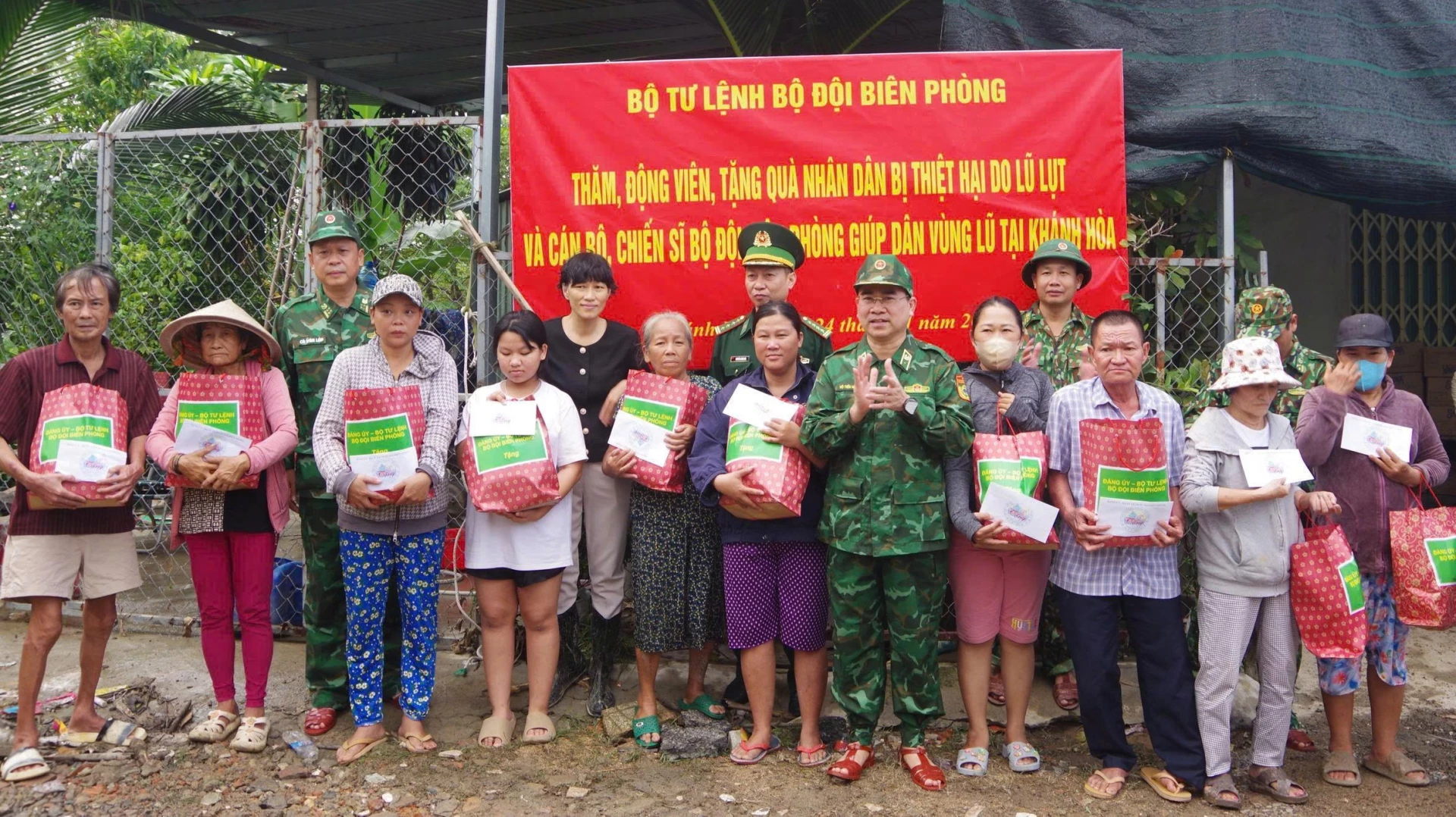 Thiếu tướng Võ Tiến Nghị trao quà cho các hộ dân tại thôn Vĩnh Xuân (phường Nam Nha Trang).