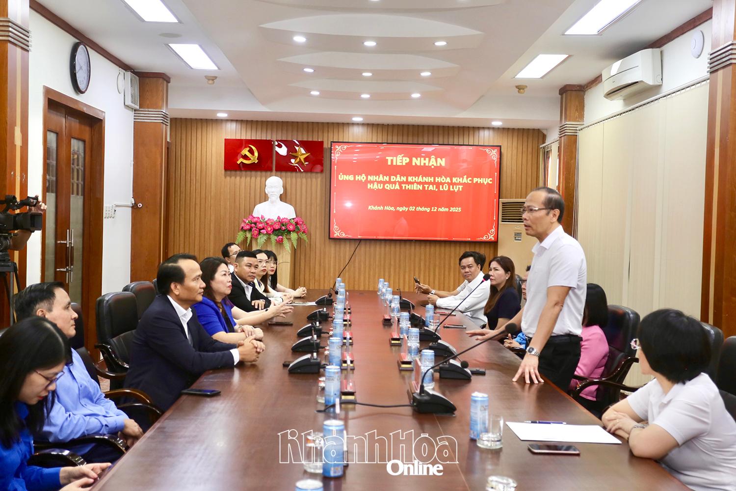 Đồng chí Nguyễn Khắc Hà-Phó Bí thư Tỉnh ủy, Chủ tịch Ủy ban MTTQ Việt Nam tỉnh cảm ơn các đoàn công tác thành phố Đà Nẵng, thành phố Huế, tỉnh Thái Nguyên và doanh nghiệp ủng hộ cho tỉnh Khánh Hòa.