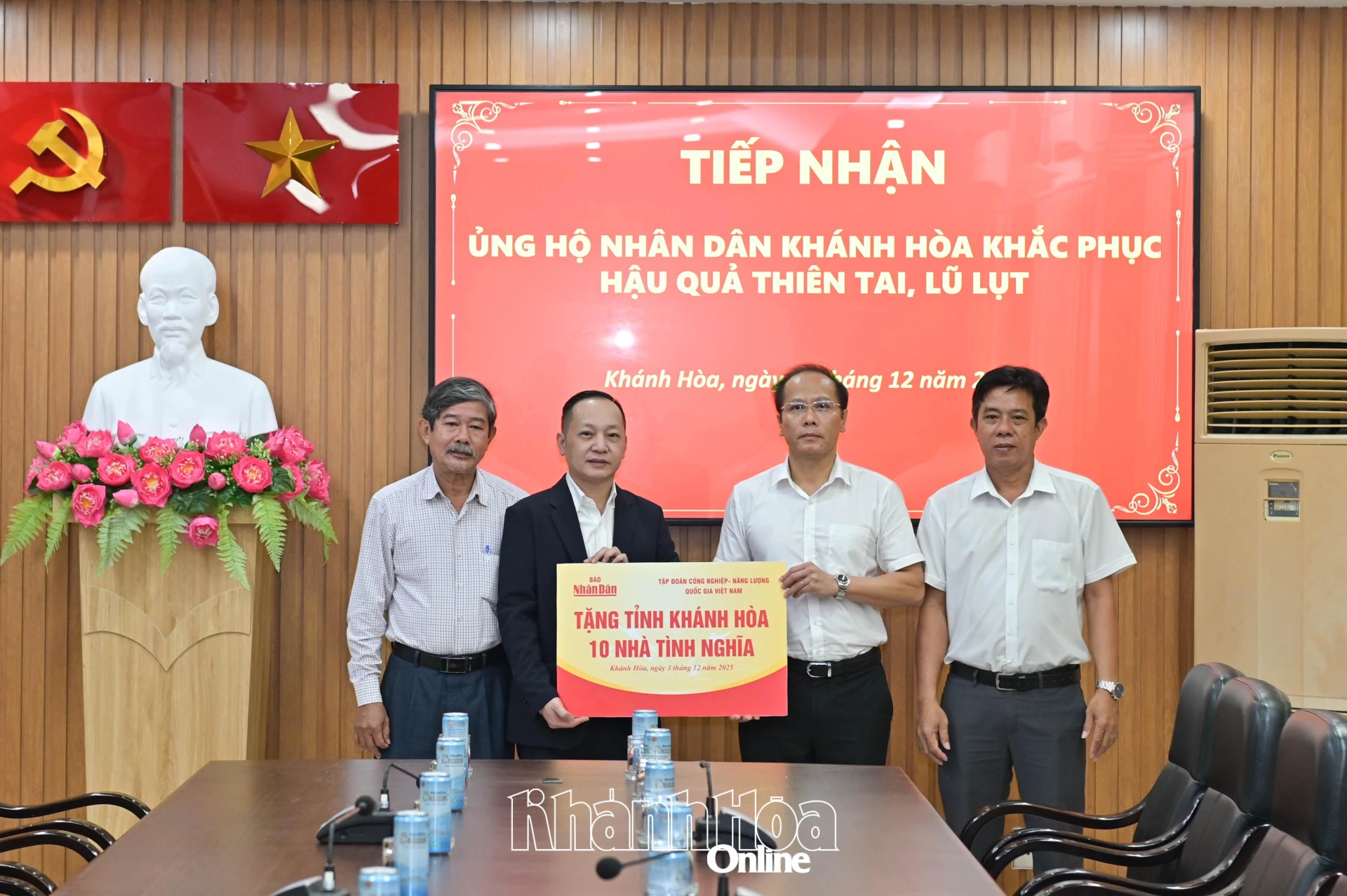 Đồng chí Nguyễn Khắc Hà tiếp nhận bảng tượng trưng hỗ trợ từ đại diện Báo Nhân Dân.