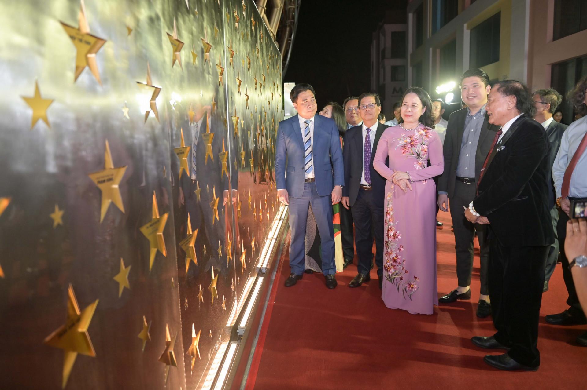 Phó Chủ tịch nước Võ Thị Ánh Xuân cùng các đại biểu tham quan Bức tường danh vọng.