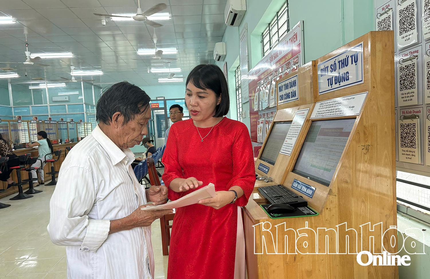 Cán bộ Trung tâm Phục vụ hành chính công phường Cam Ranh tư vấn cho người dân.  