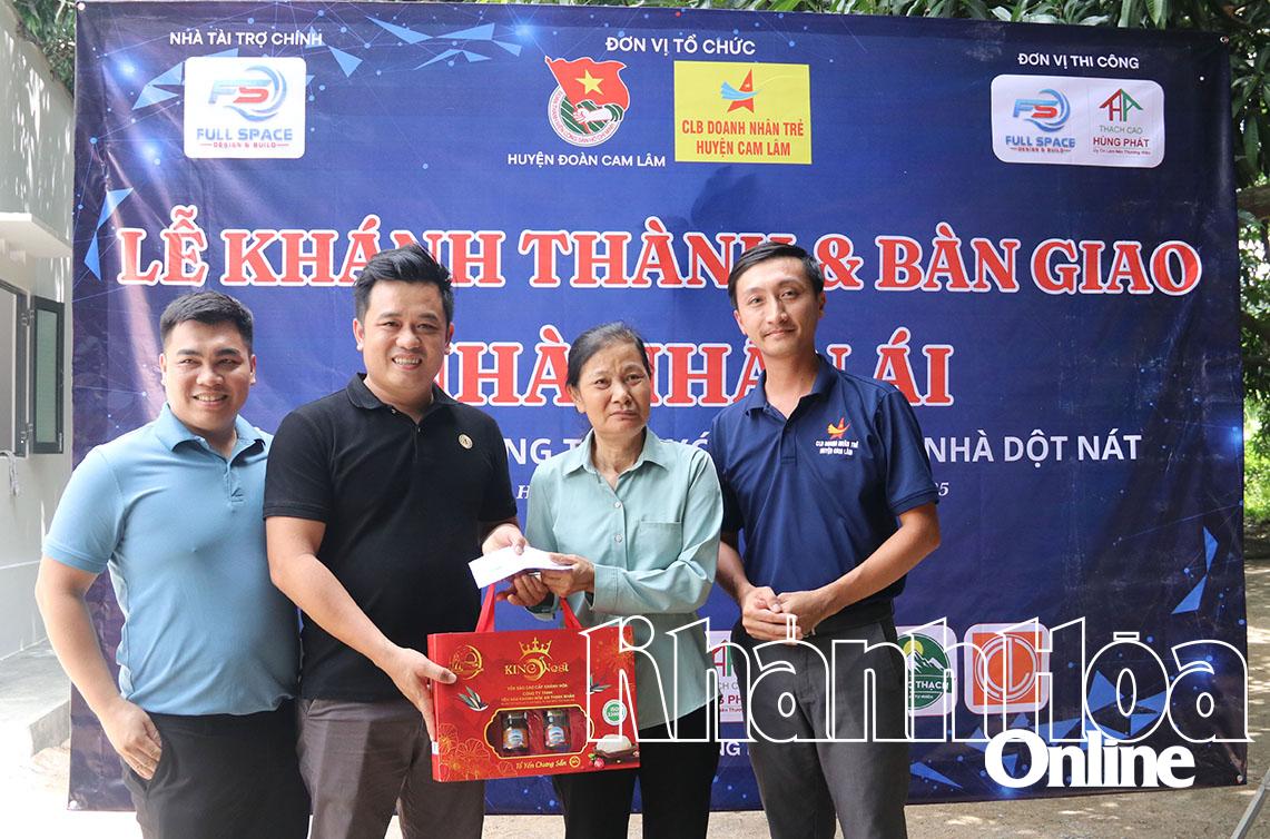 Câu lạc bộ Doanh nhân trẻ huyện Cam Lâm tặng quà chúc mừng bà Hải.