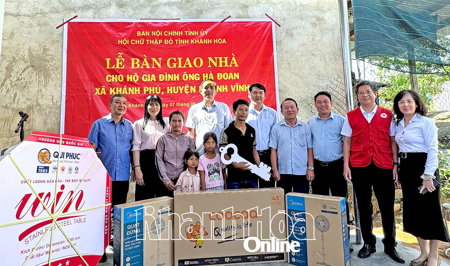 Các đơn vị tài trợ tặng quà mừng nhà mới cho hộ ông Hà Đoan. 