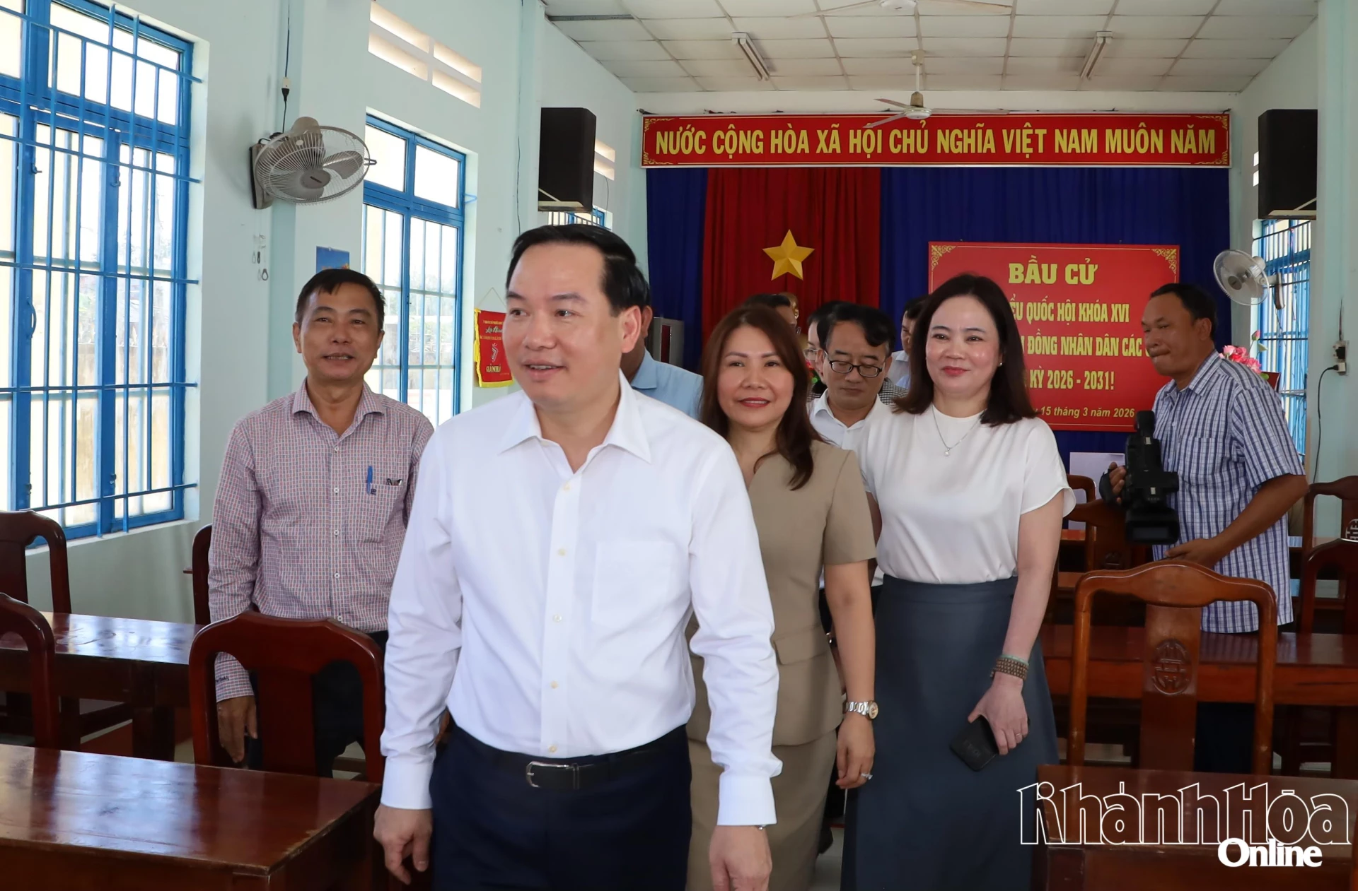 Đồng chí Hồ Xuân Trường kiểm tra khu vực bỏ phiếu tại Tổ dân phố số 4 phường Ninh Hòa.