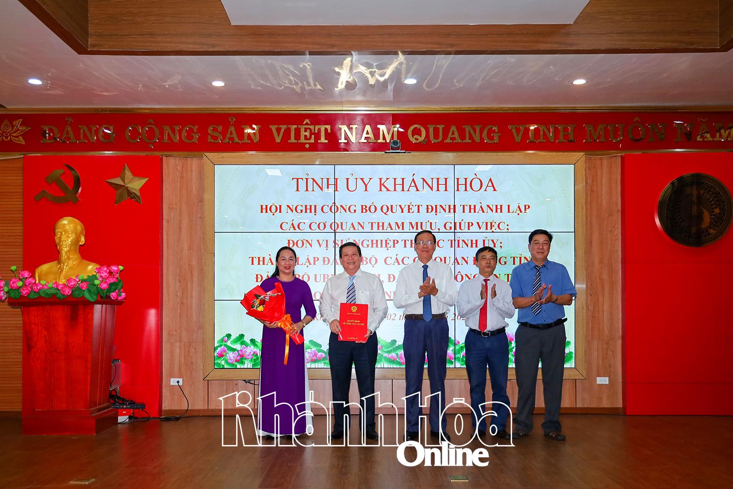 Phó Bí thư Tỉnh ủy Nguyễn Đức Thanh trao quyết định thành lập Cơ quan UBKT Tỉnh ủy.