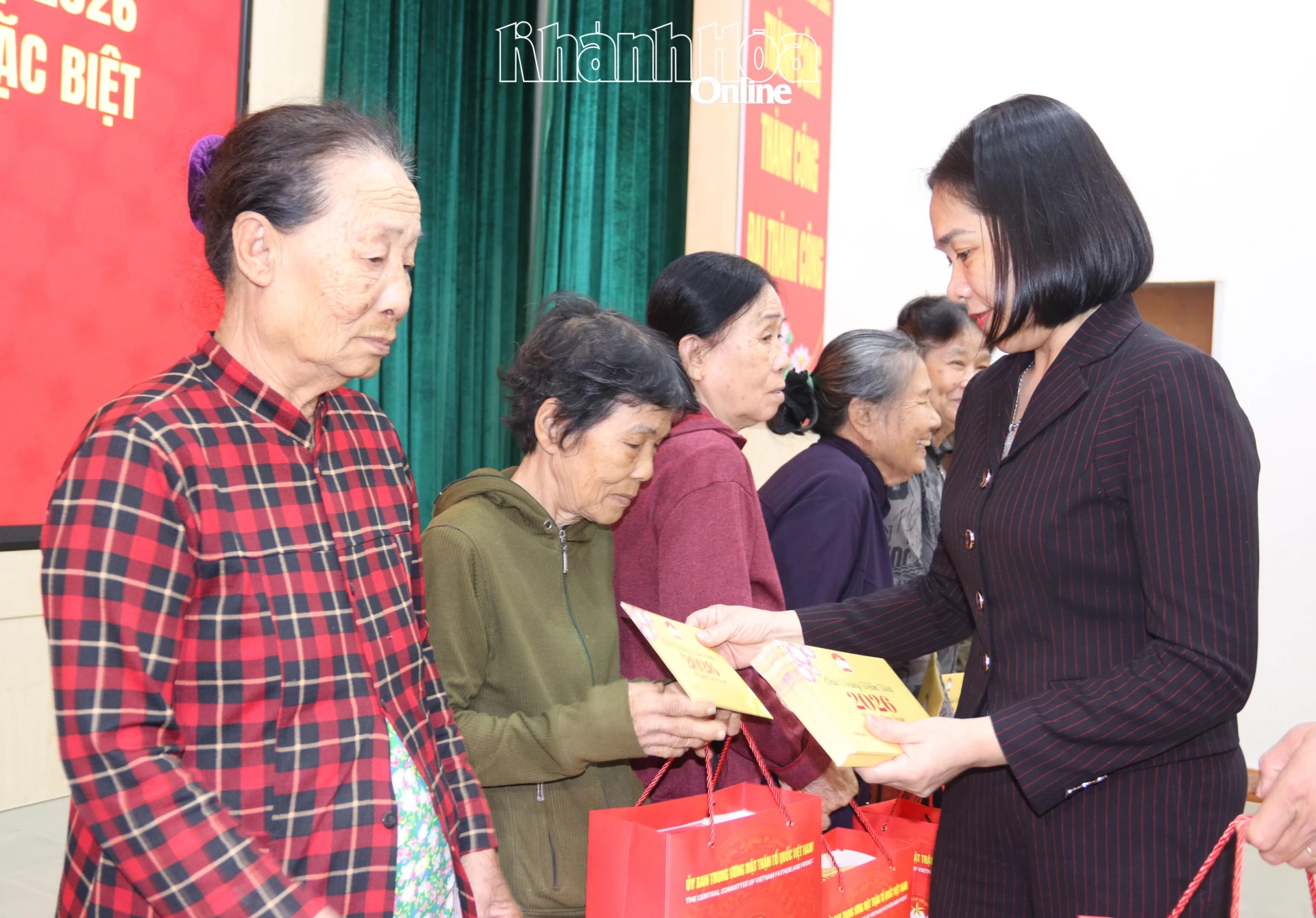 Đồng chí Trần Thu Mai trao những phần quà Tết đến người dân xã Diên Khánh.