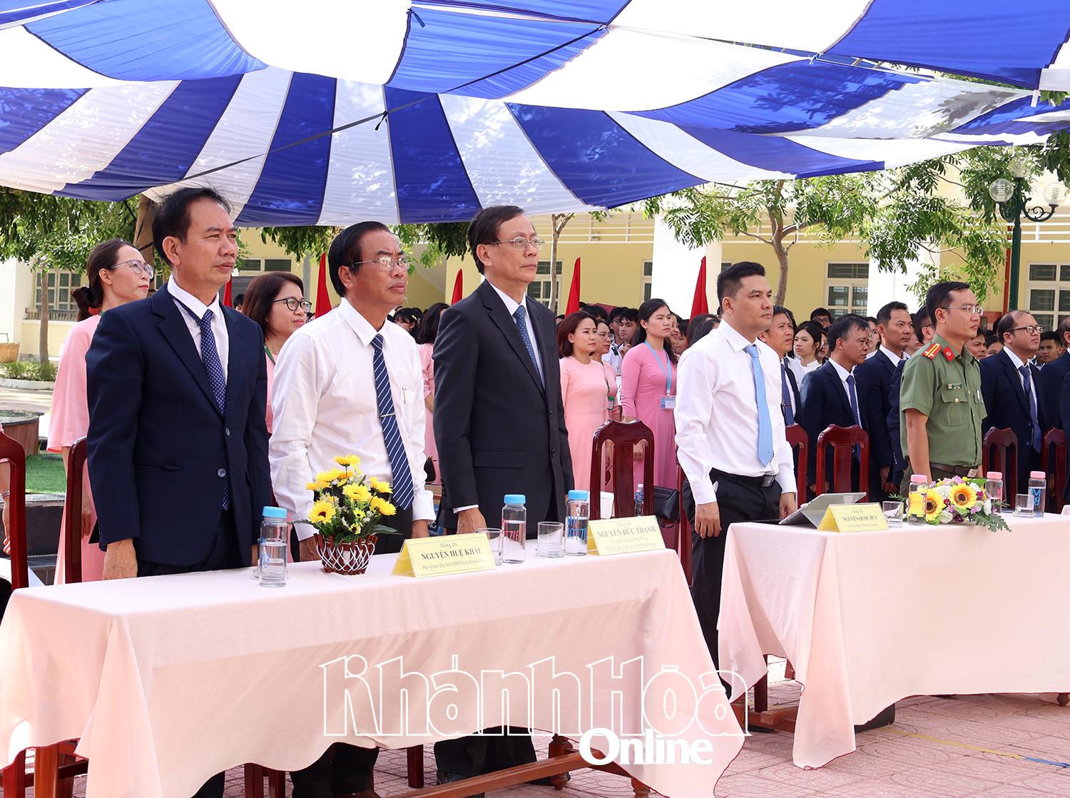 Các đại biểu thực hiện nghi thức chào cờ.