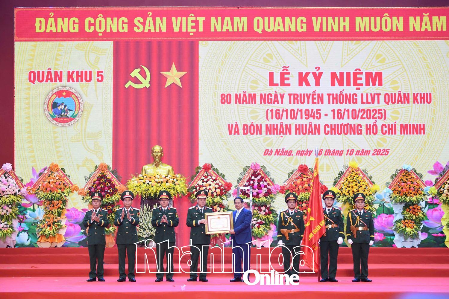 Thay mặt lãnh đạo Đảng, Nhà nước và Chính phủ, Thủ tướng Phạm Minh Chính trao Huân chương Hồ Chí Minh cho Lực lượng vũ trang Quân khu 5.