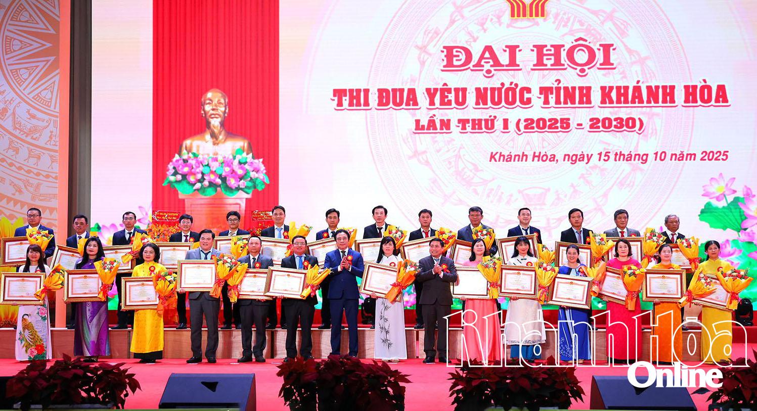 Chủ tịch UBND tỉnh Nguyễn Khắc Toàn và Phó Bí thư Tỉnh ủy Lâm Đông trao bằng khen của Thủ tướng Chính phủ cho các tập thể, cá nhân.