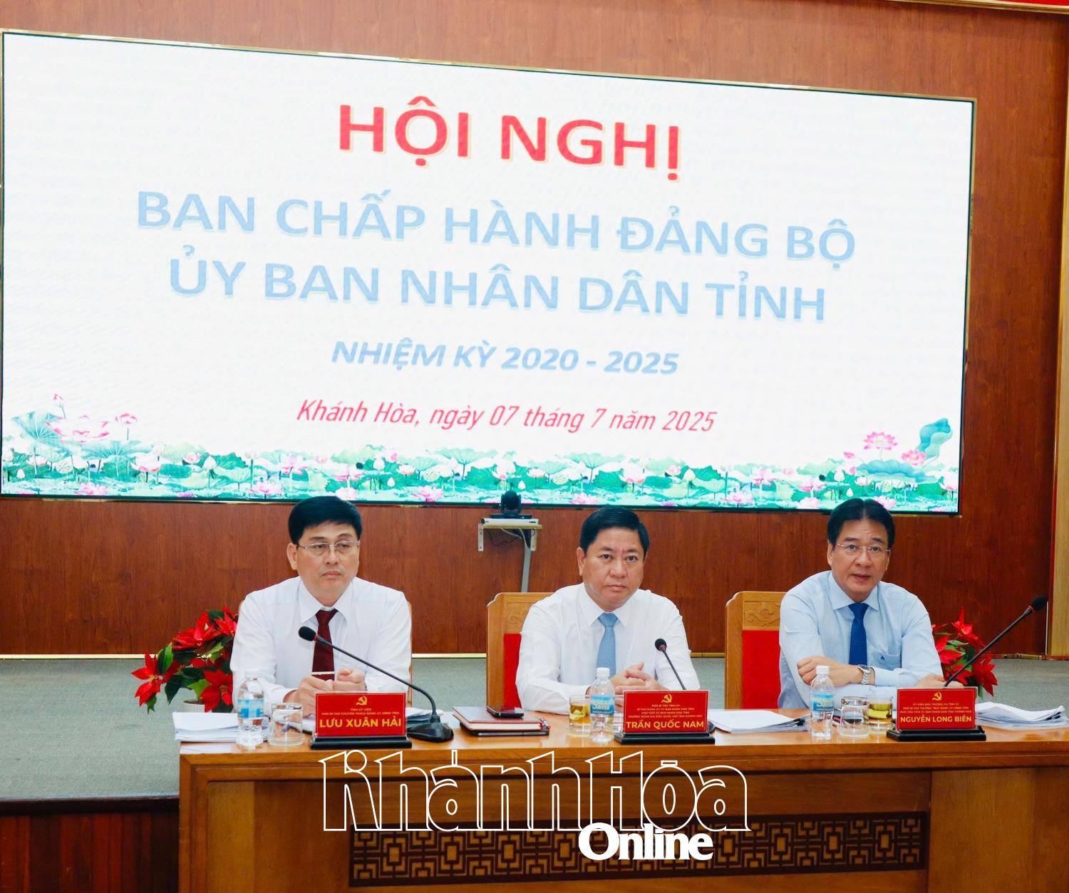 Ông Trần Quốc Nam Phó Bí thư Tỉnh ủy, Chủ tịch UBND tỉnh, Trưởng đoàn Đại biểu quốc hội tỉnh, Bí thư Đảng ủy UBND tỉnh cùng các Phó Bí thư Đảng ủy UBND tỉnh chủ trì hội nghị