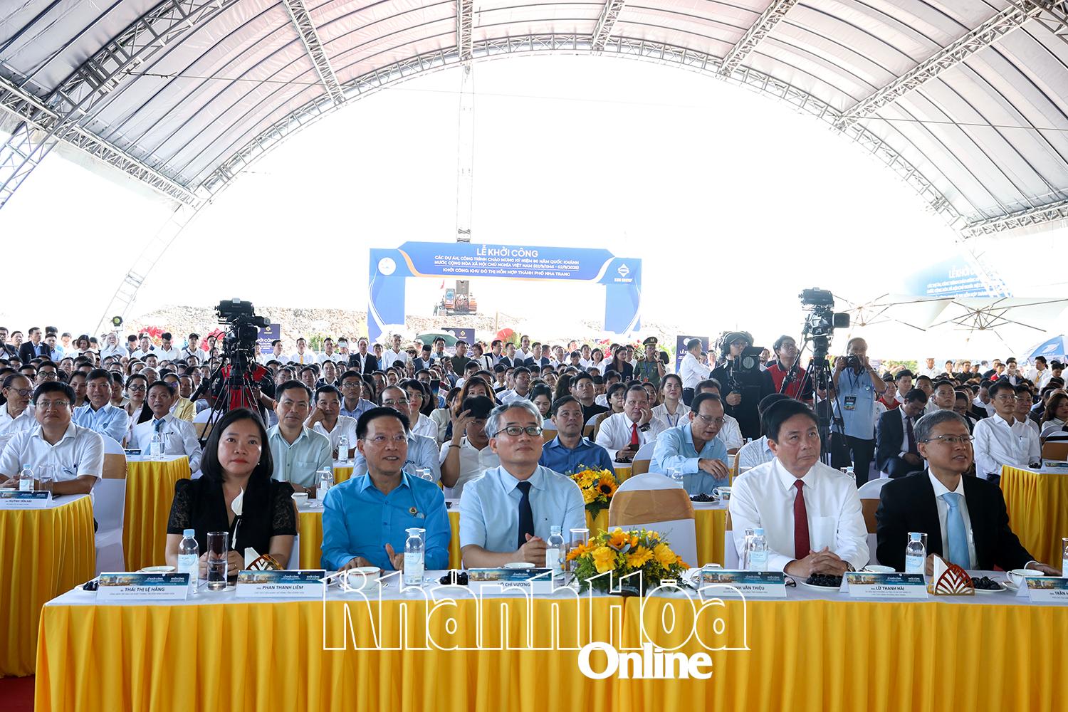 Các đại biểu tham dự lễ khởi công tại Dự án Khu đô thị hỗn hợp thành phố Nha Trang.