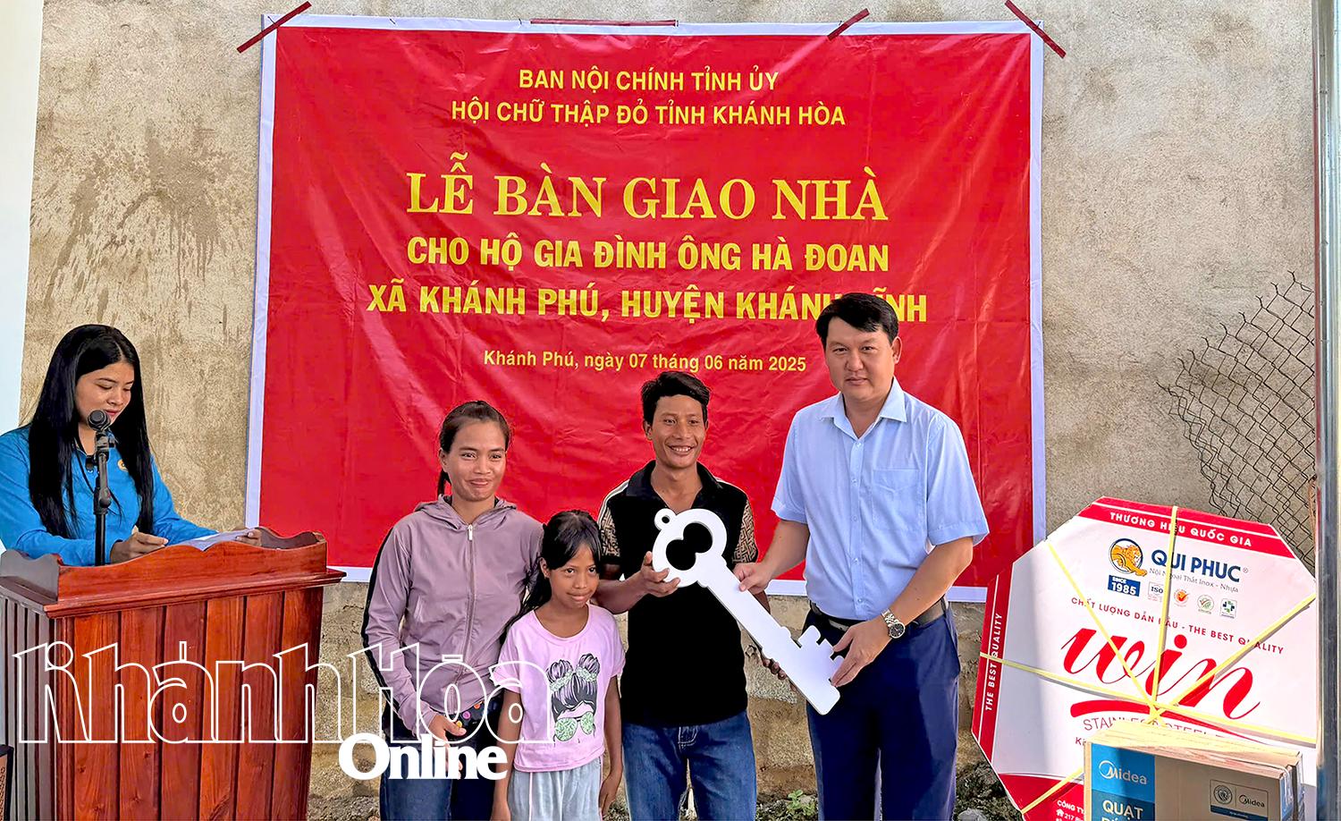 Trưởng Ban Nội chính Tỉnh ủy Lương Đức Hải trao tượng trưng chìa khóa căn nhà cho hộ ông Hà Đoan.