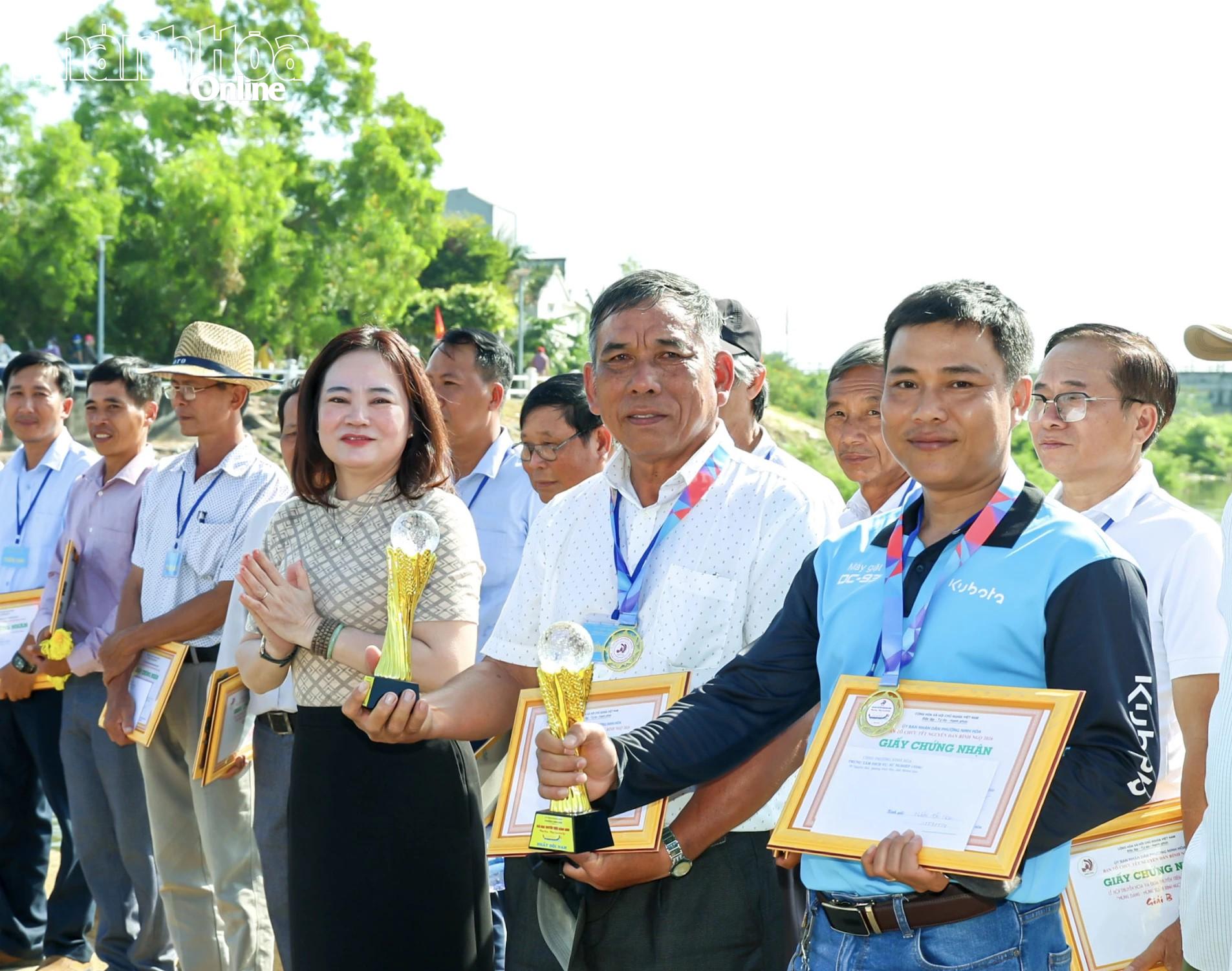 Lãnh đạo Phường Ninh Hòa trao cúp và chứng nhận cho đội vô địch cuộc đua.