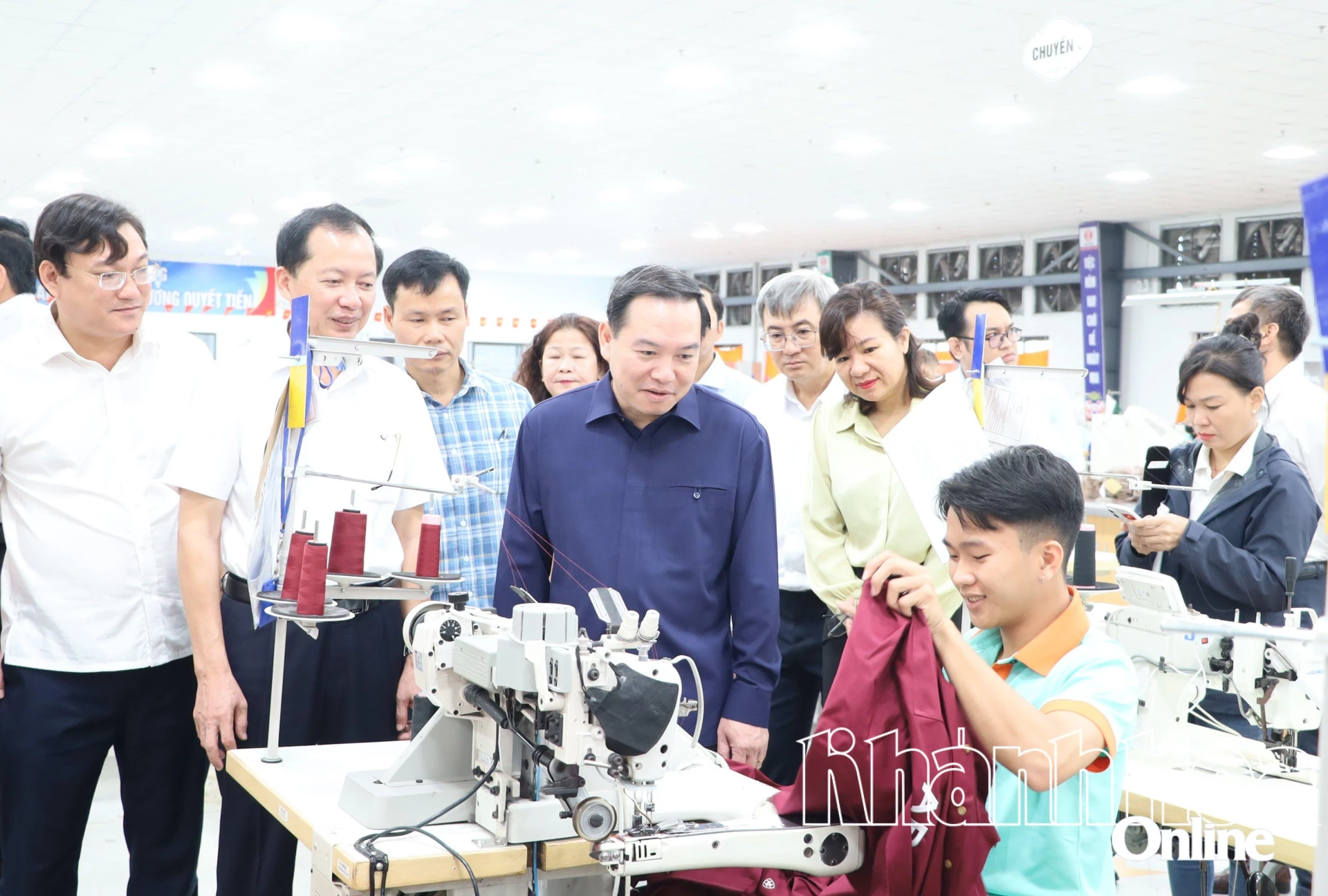 Đồng chí Hồ Xuân Trường thăm hỏi việc làm, thu nhập của người lao động.