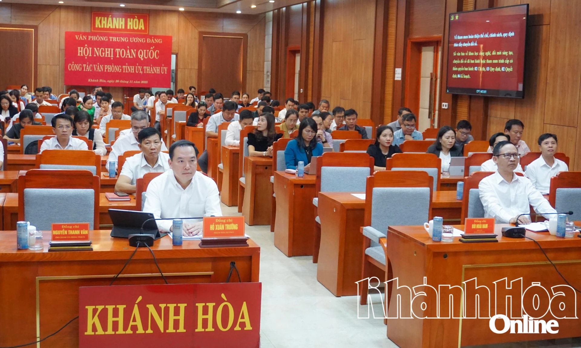 Đồng chí Phó Bí thư Thường trực Tỉnh ủy Hồ Xuân Trường và các đại biểu tham dự hội nghị tại điểm cầu tỉnh Khánh Hòa