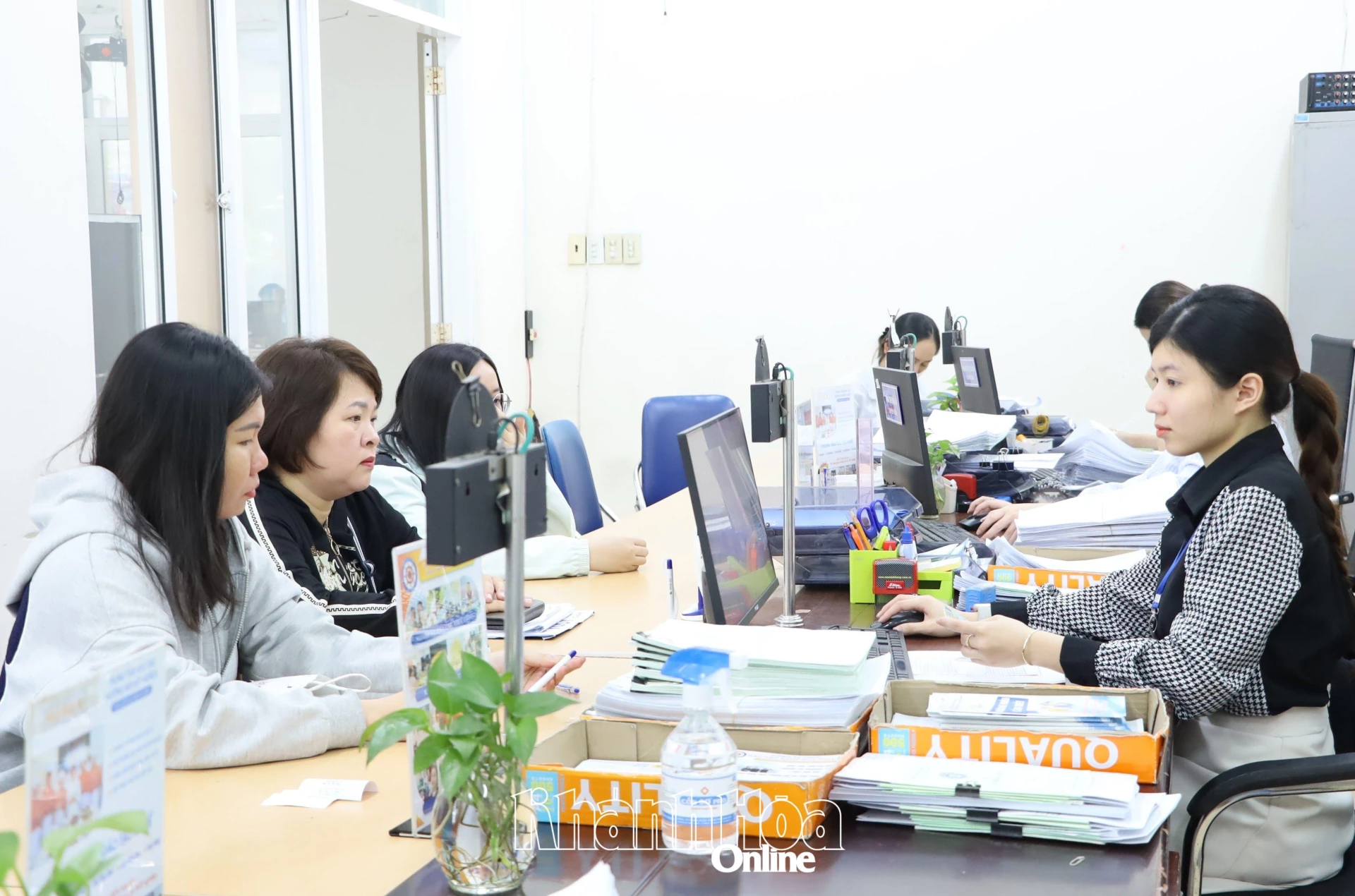 Cán bộ, nhân viên Trung tâm Dịch vụ việc làm tỉnh giải quyết hồ sơ đăng ký hưởng trợ cấp thất nghiệp cho người lao động.