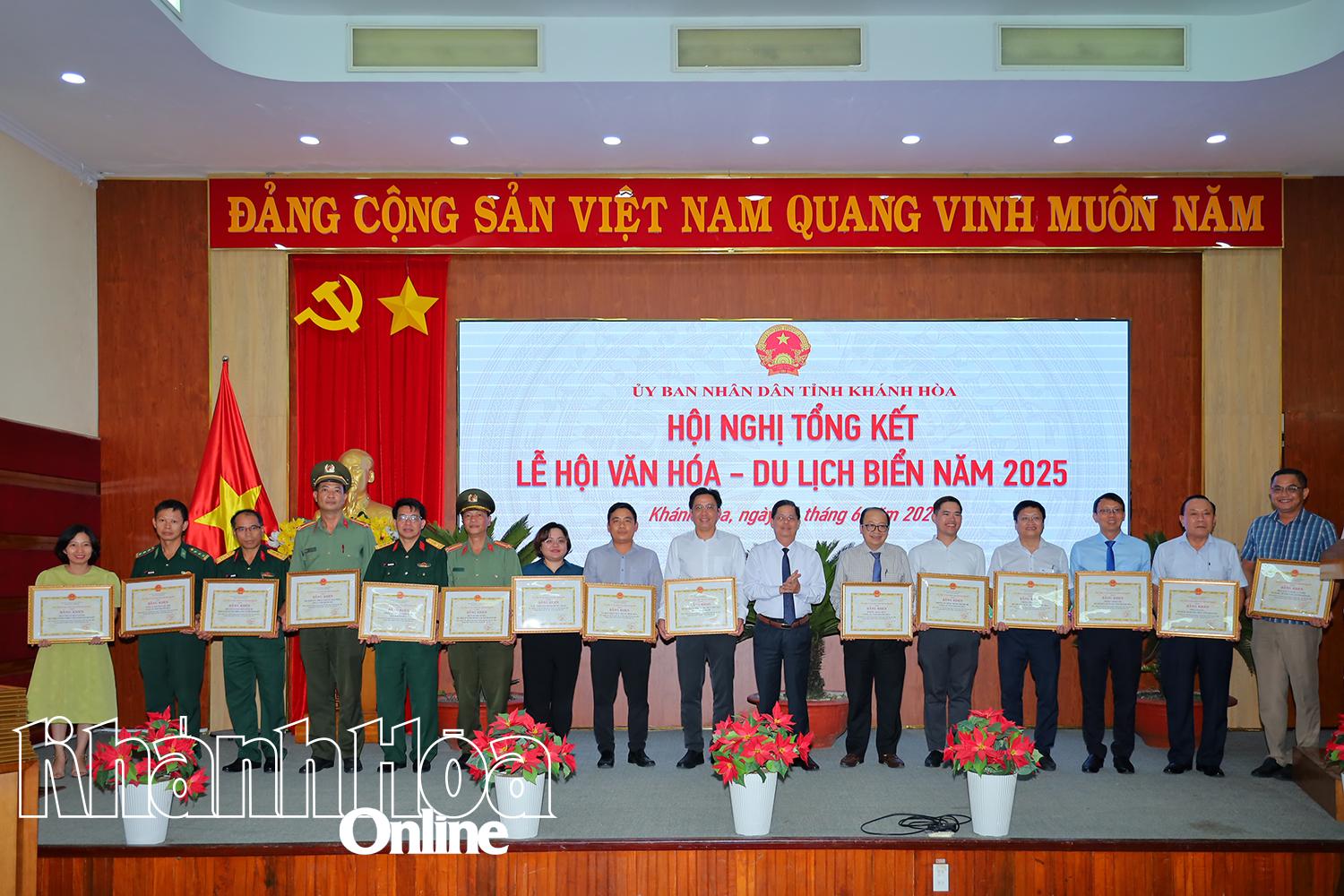 Chủ tịch UBND tỉnh Nguyễn Tấn Tuân trao bằng khen cho các tập thể.