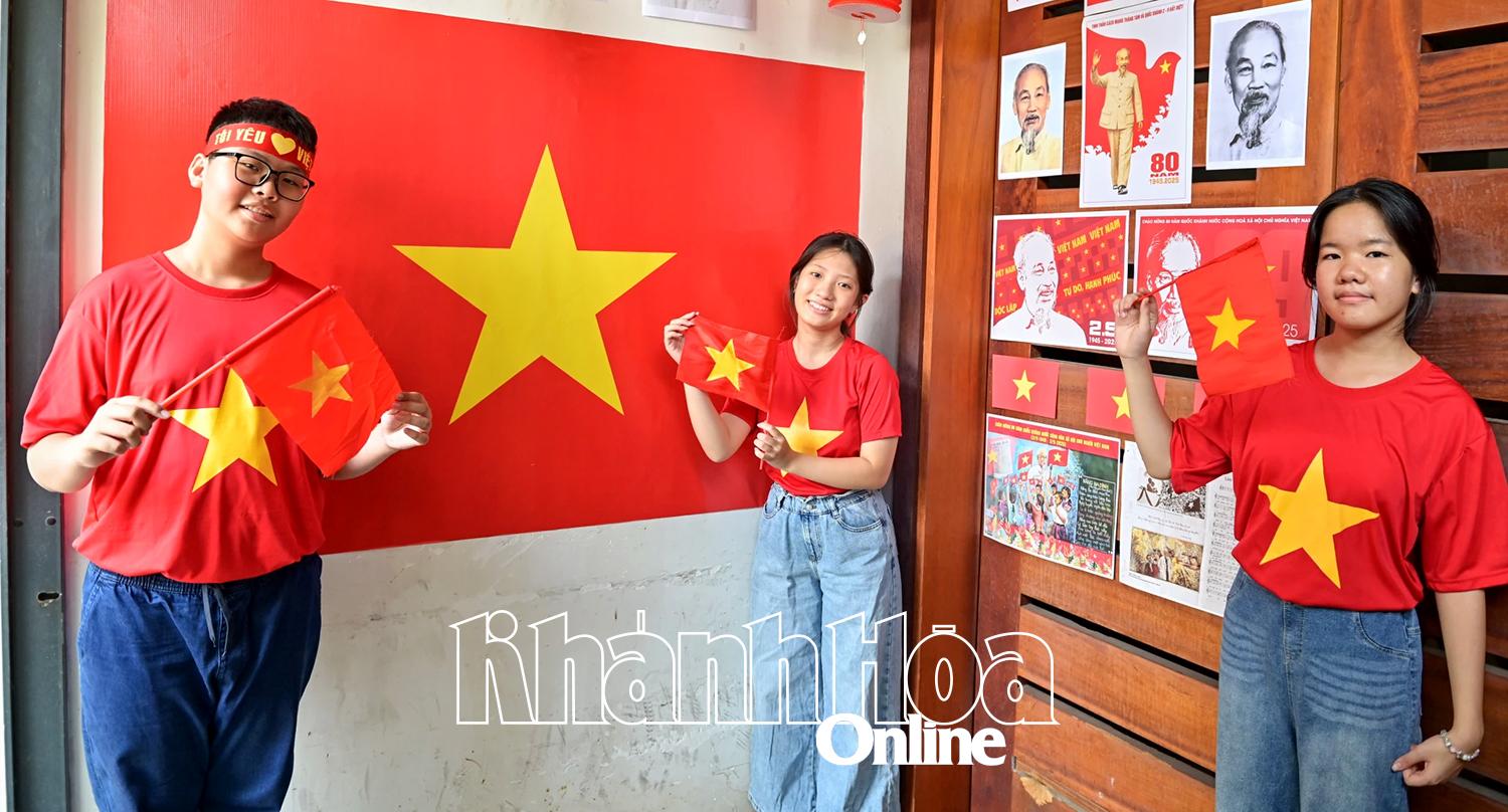 Các bạn nhỏ thích thú chụp ảnh tại góc trang trí của thầy Phạm Vũ Thanh An, giáo viên Trường THCS Võ Văn Ký. Ảnh: VĨNH THÀNH.