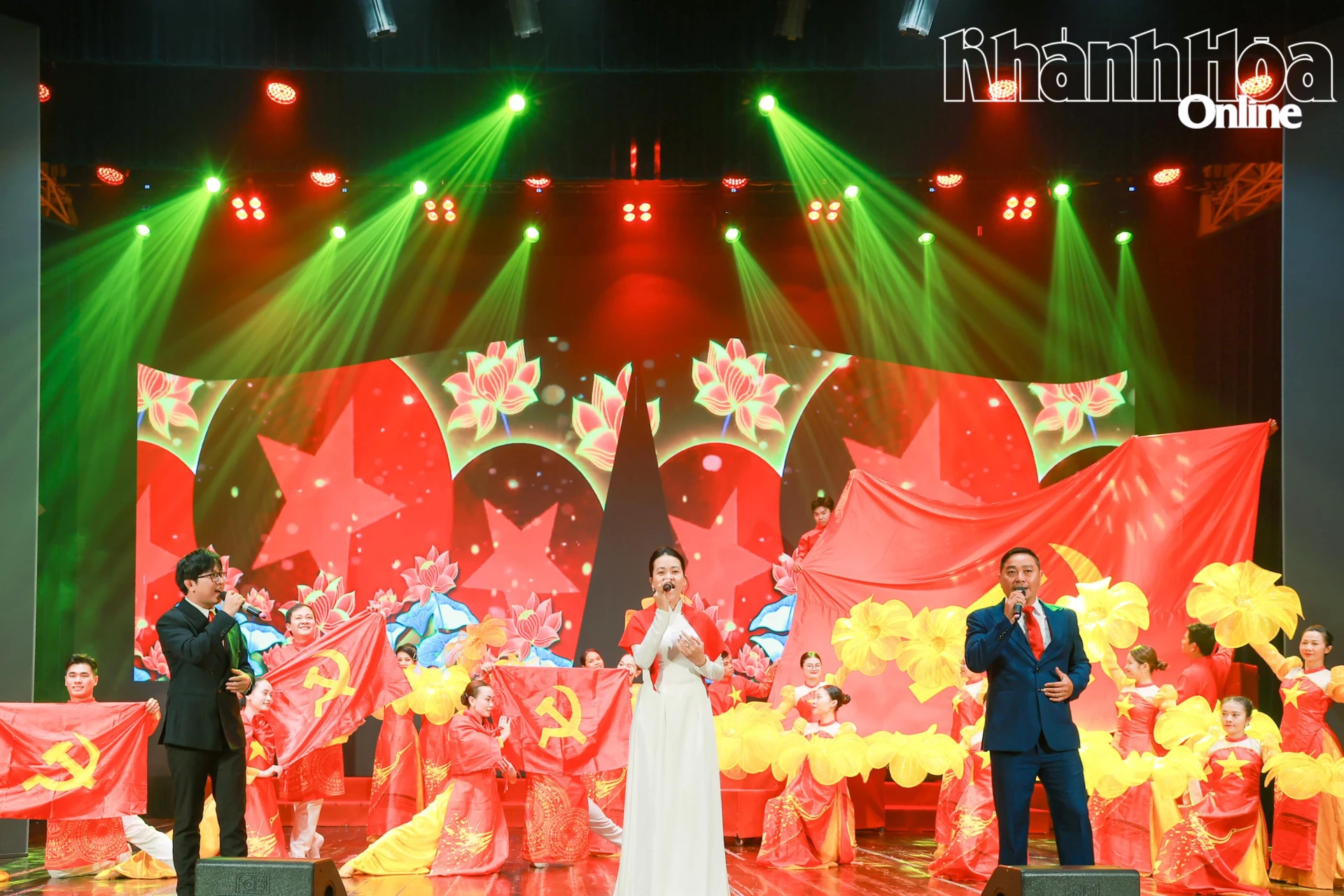 Tiết mục hát múa “Màu cờ tôi yêu”.