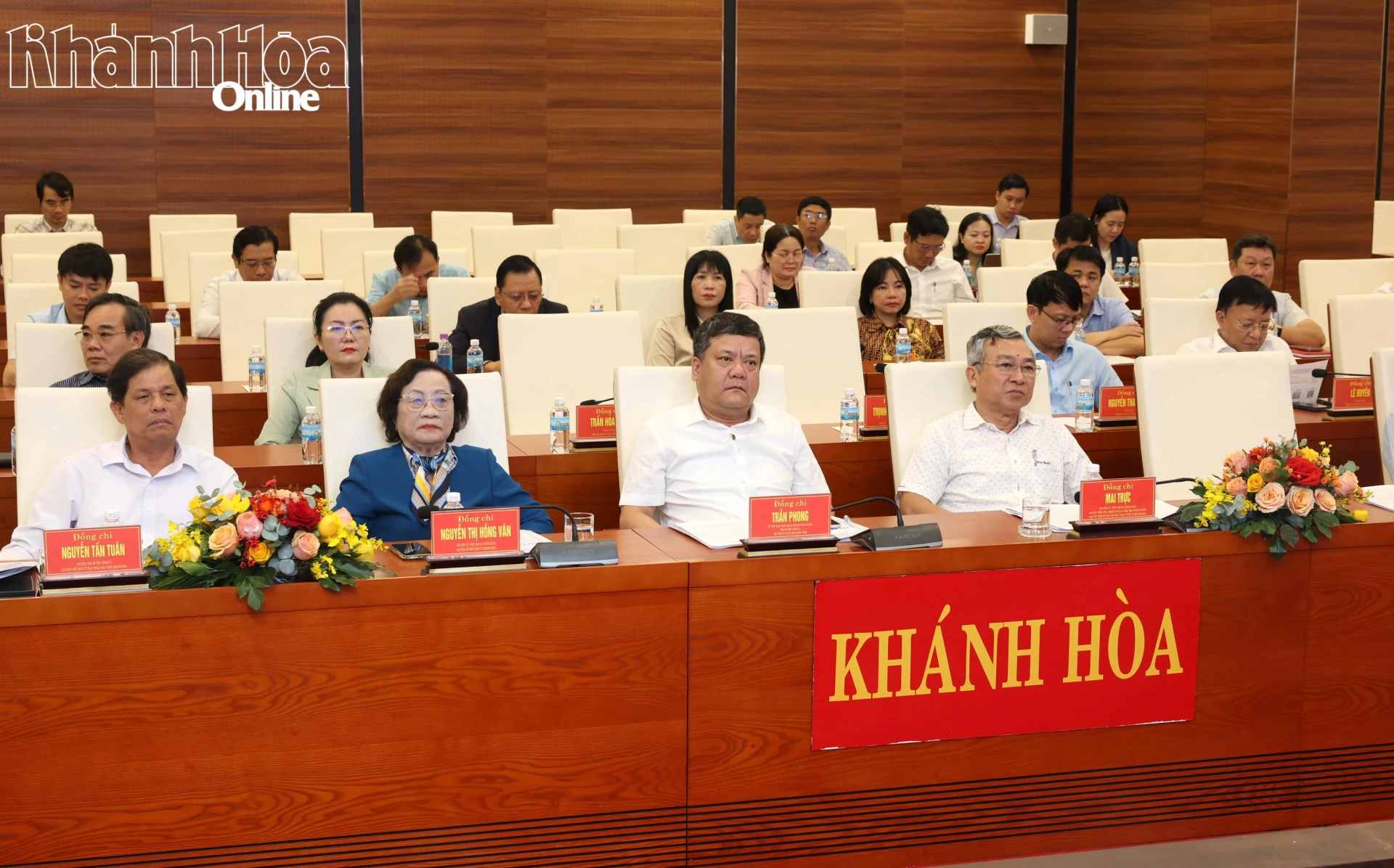 Chủ tịch UBND tỉnh Trần Phong và các đại biểu dự hội nghị ở điểm cầu Tỉnh ủy Khánh Hòa