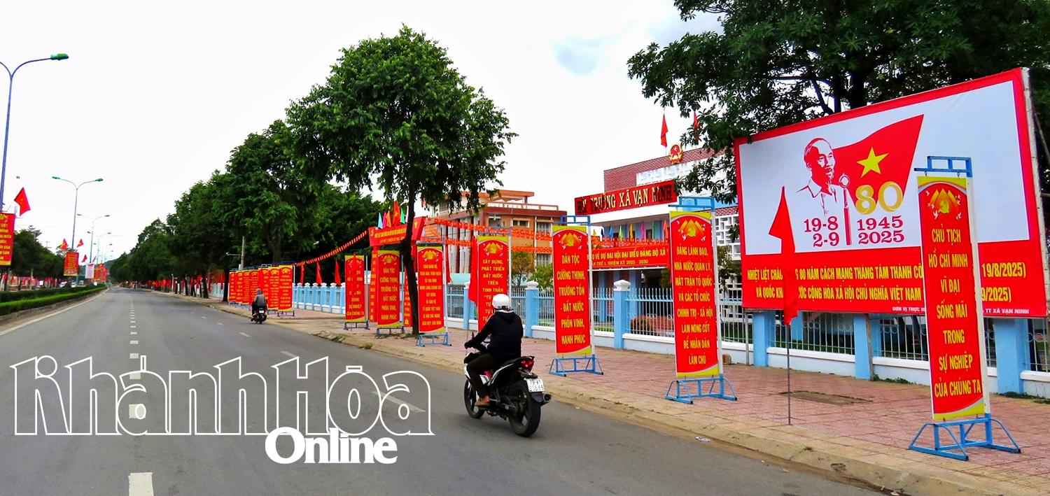 Tuyến đường Hùng Vương, xã Vạn Ninh được trang hoàng cờ hoa rực rỡ. (Ảnh: MẠNH HÙNG).