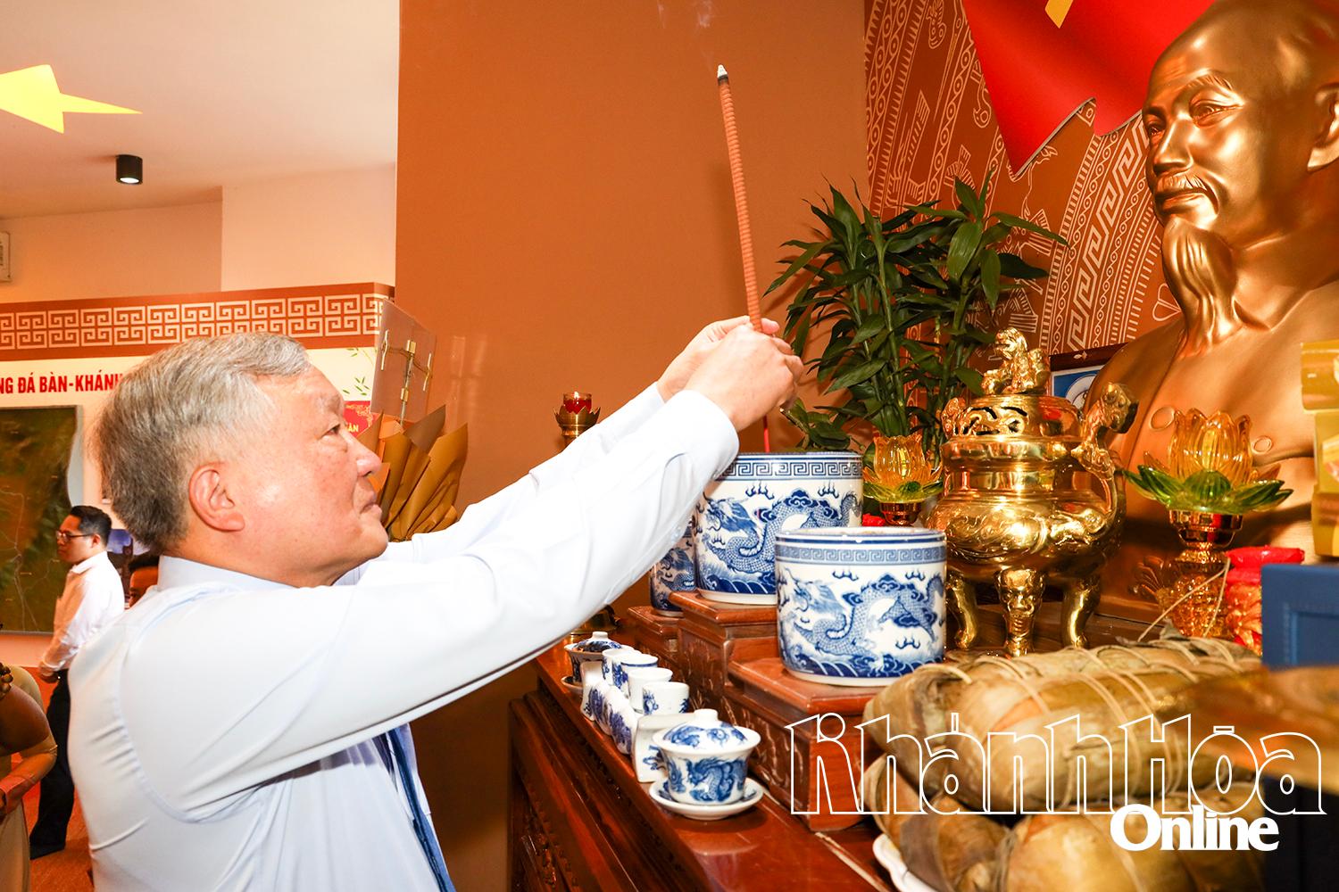 Đồng chí Nguyễn Hòa Bình dâng hương tại Nhà truyền thống, khu tưởng niệm.