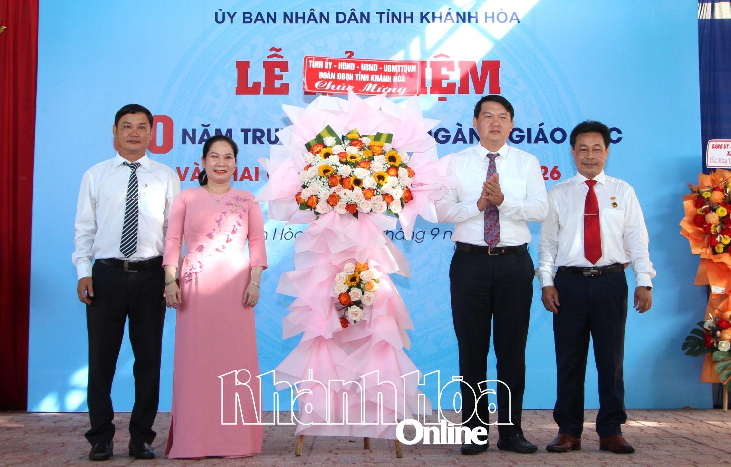 Đồng chí Lương Đức Hải tặng lẵng hoa chúc mừng Trường THPT Huỳnh Thúc Kháng.