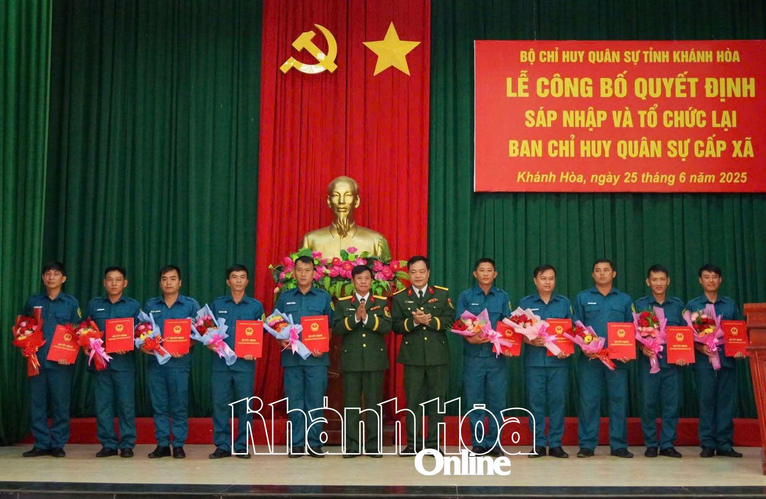 Lãnh đạo Bộ Chỉ huy Quân sự tỉnh trao quyết định thành lập các Ban Chỉ huy Quân sự xã, phường mới.