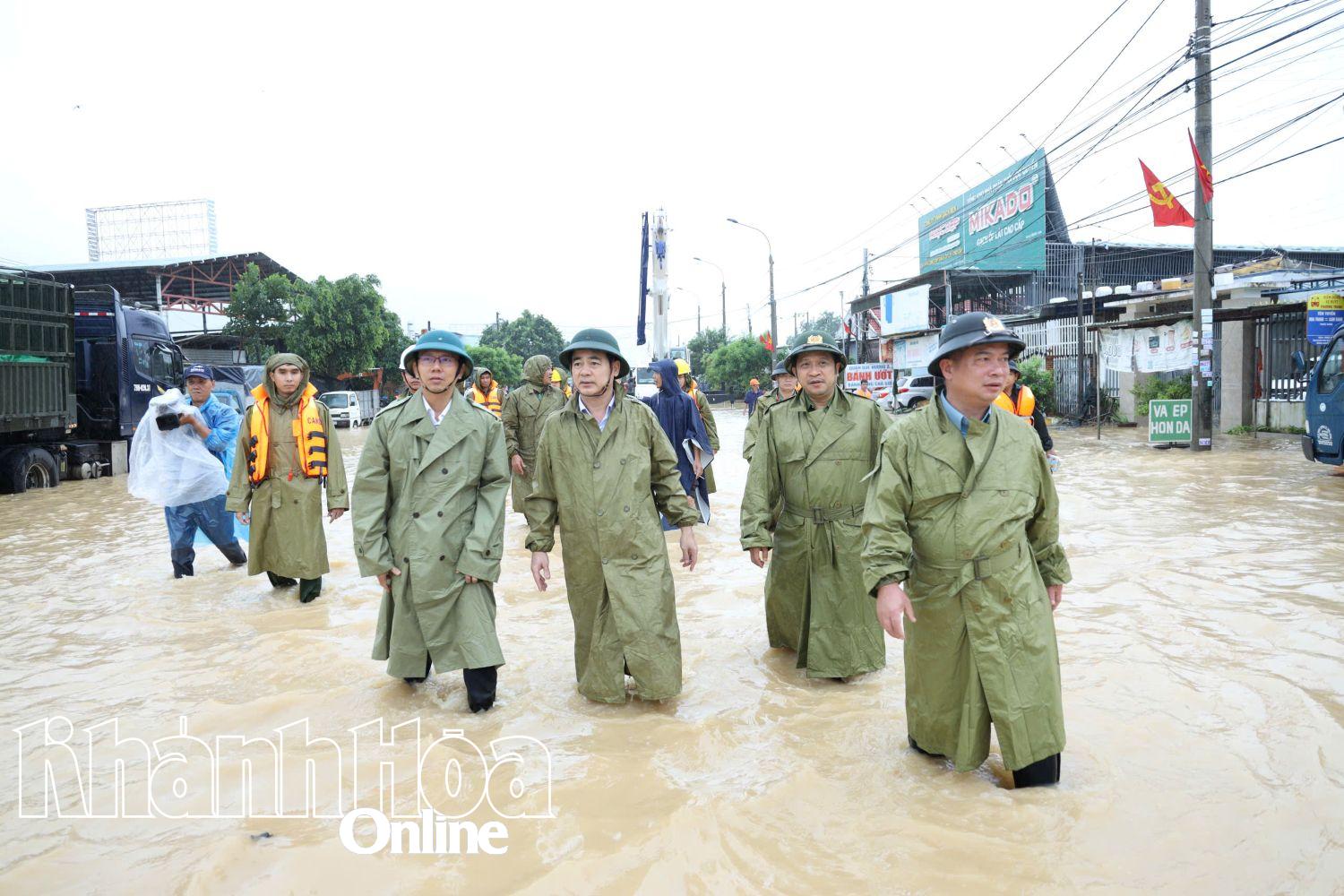 Đồng chí Bí thư Tỉnh ủy cùng đoàn công tác vào thăm hỏi, động viên người dân vùng lũ.