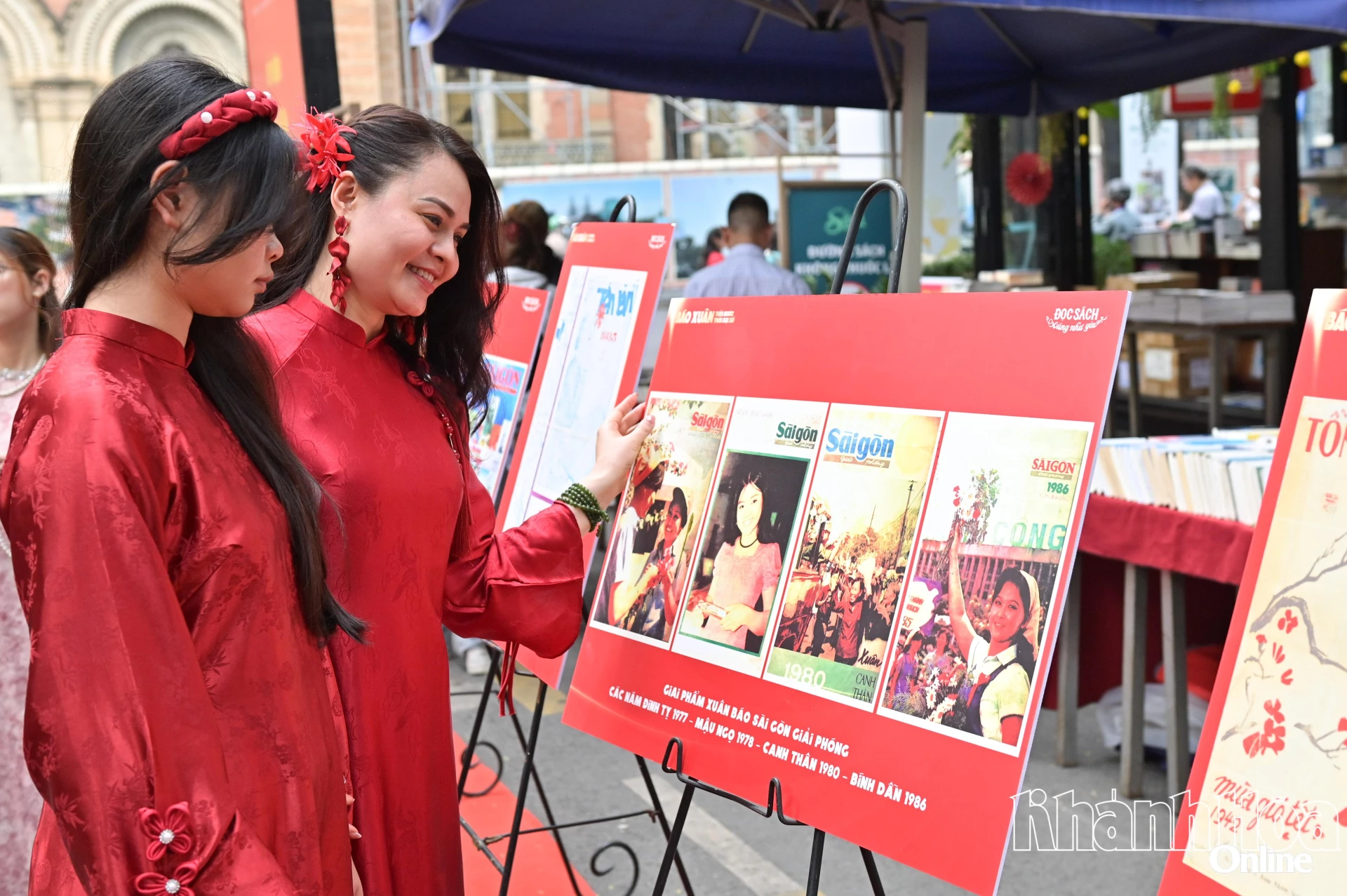 Nhiều người thích thú đến xem triển lãm tại đường sách.