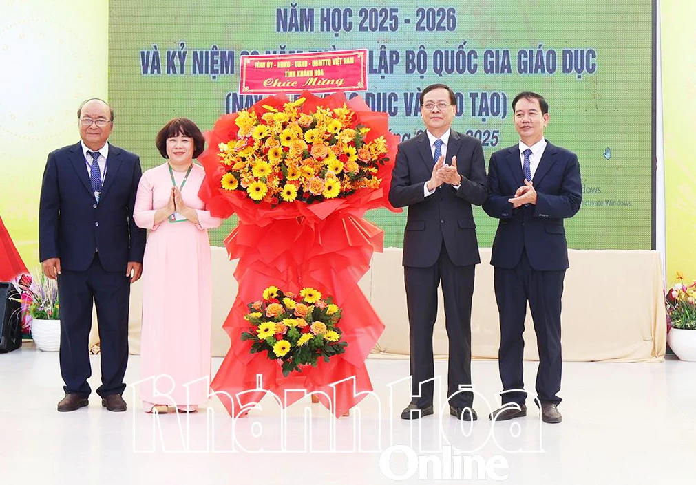 Đồng chí Nguyễn Đức Thanh tặng lẵng hoa chúc mừng tập thể Trường THPT Chuyên Lê Quý Đôn - Đông Hải.