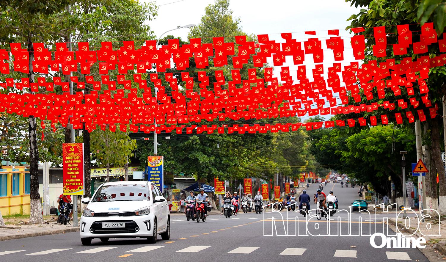 Rực rỡ sắc đỏ trên đường Phạm Văn Đồng, phường Cam Ranh. Ảnh: VĂN KỲ.