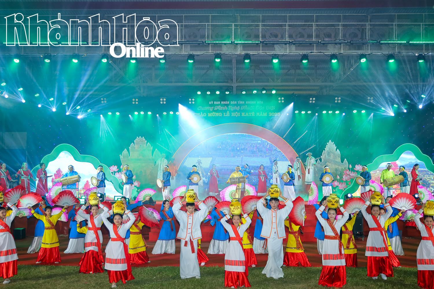 Chương trình nghệ thuật đã mang đến những màu sắc văn hóa đặc sắc của đồng bào Chăm.