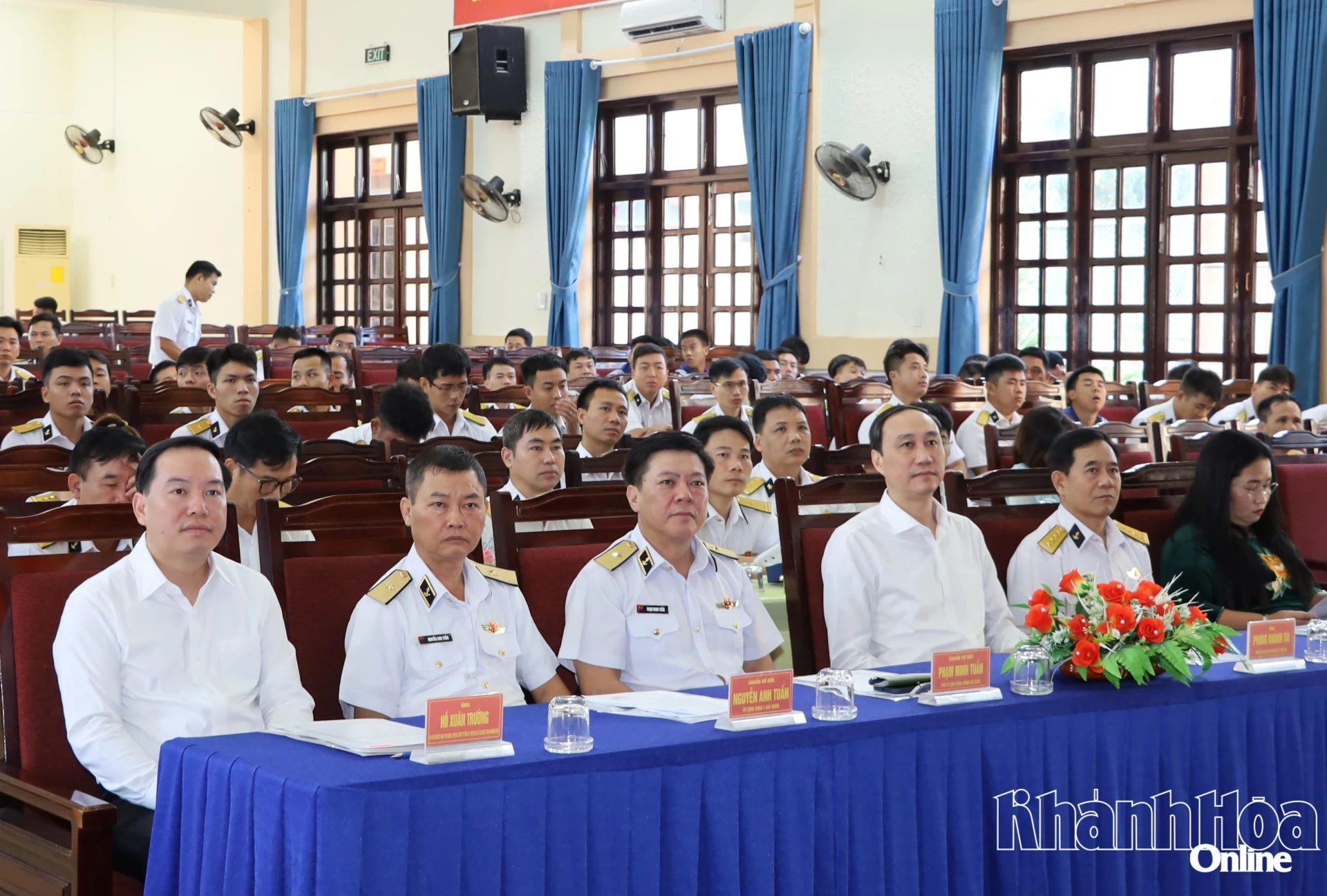 Đồng chí Hồ Xuân Trường và các đại biểu tham dự hội nghị.