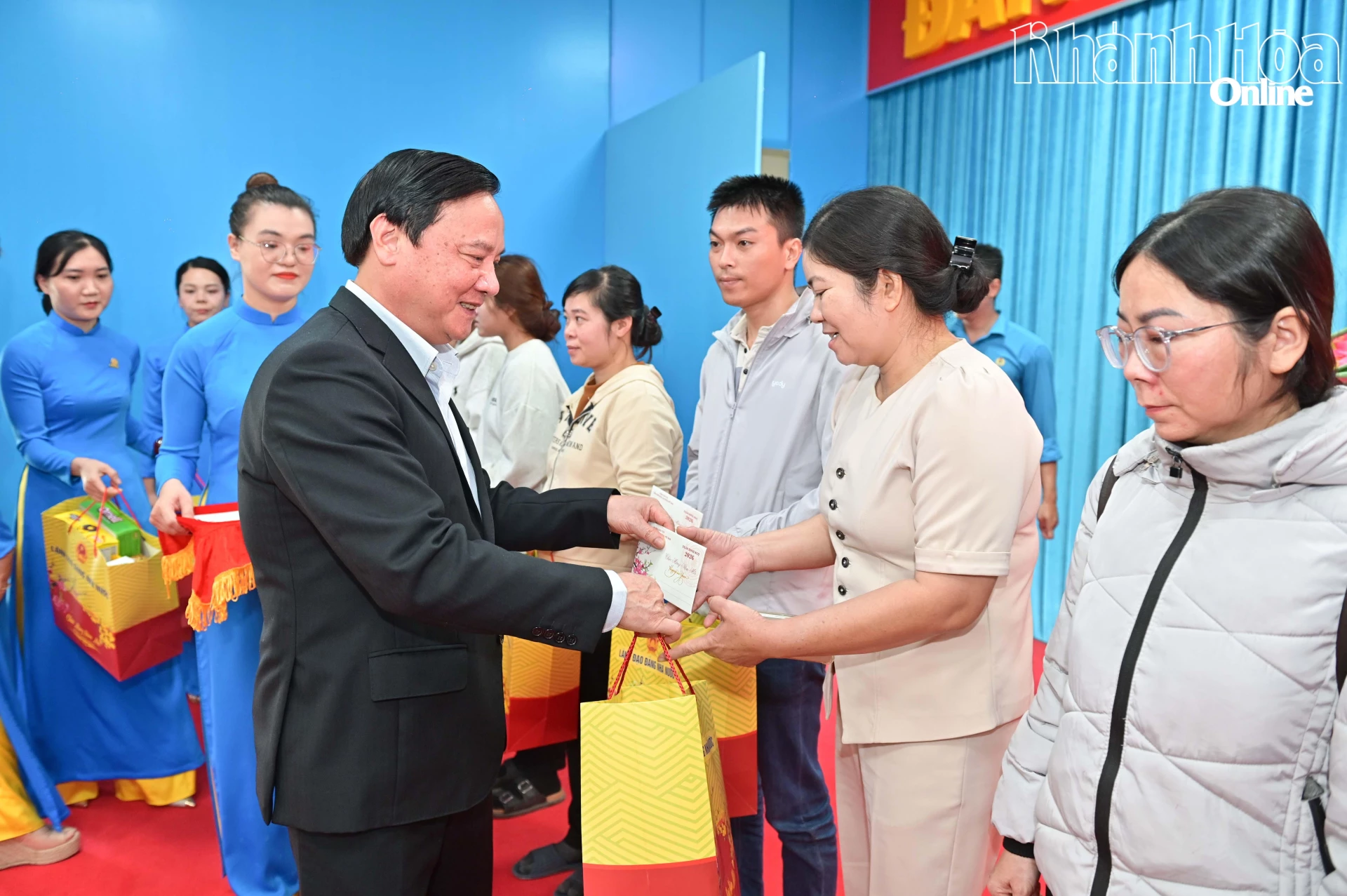 Đồng chí Nguyễn Khắc Định trao quà cho người lao động các doanh nghiệp.