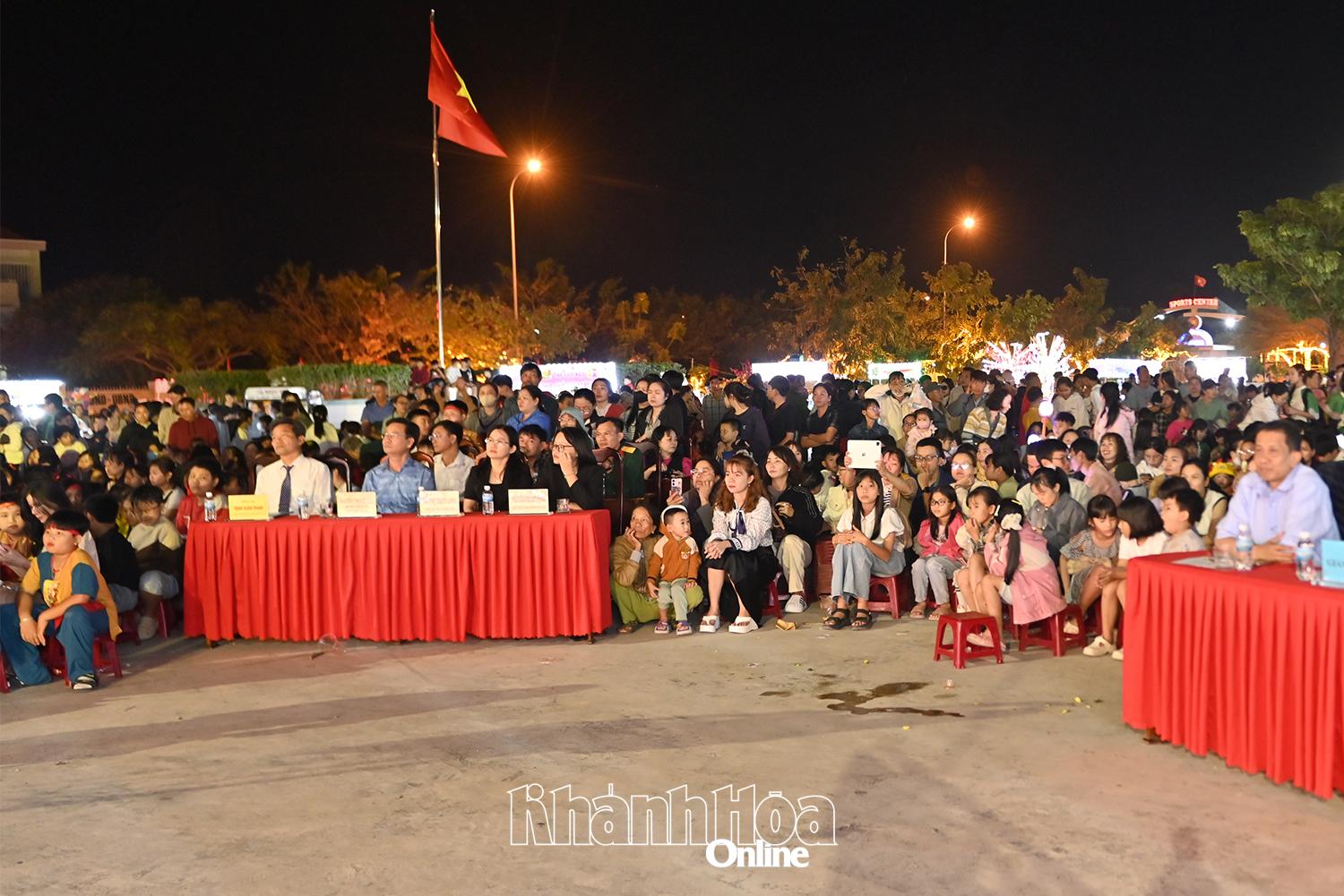 Đông đảo người dân địa phương đến xem hội thi diễn văn nghệ phường.