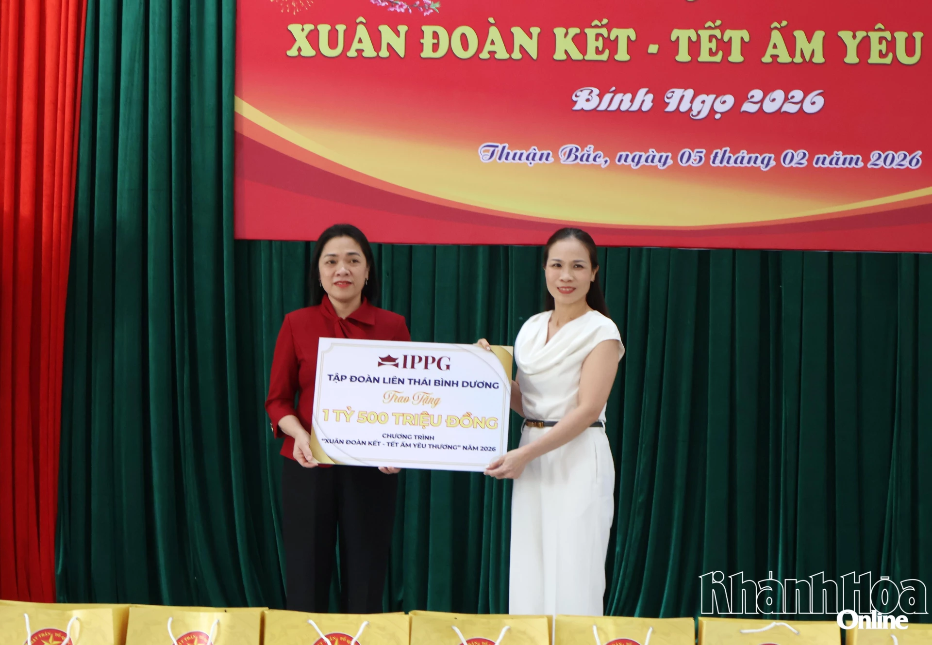 Phó Chủ tịch Thường trực Ủy ban MTTQ Việt Nam tỉnh Trần Thu Mai tiếp nhận ủng hộ từ đại diện Tập đoàn Liên Thái Bình. Dương 