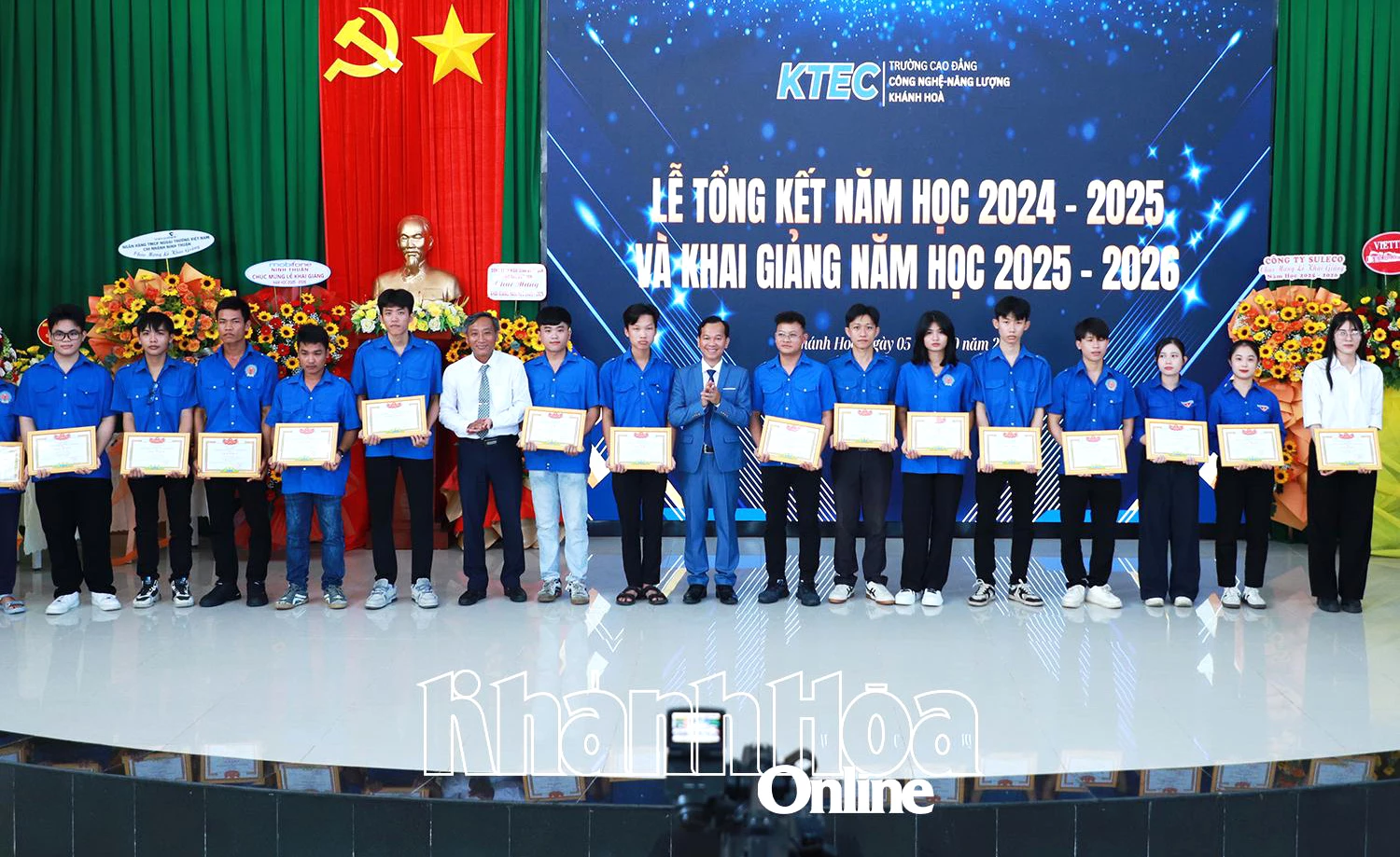 Lãnh đạo Trường Cao đẳng Công nghệ - Năng lượng Khánh Hòa khen thưởng sinh viên đạt thành tích cao trong học tập, rèn luyện năm học 2024 - 2025.