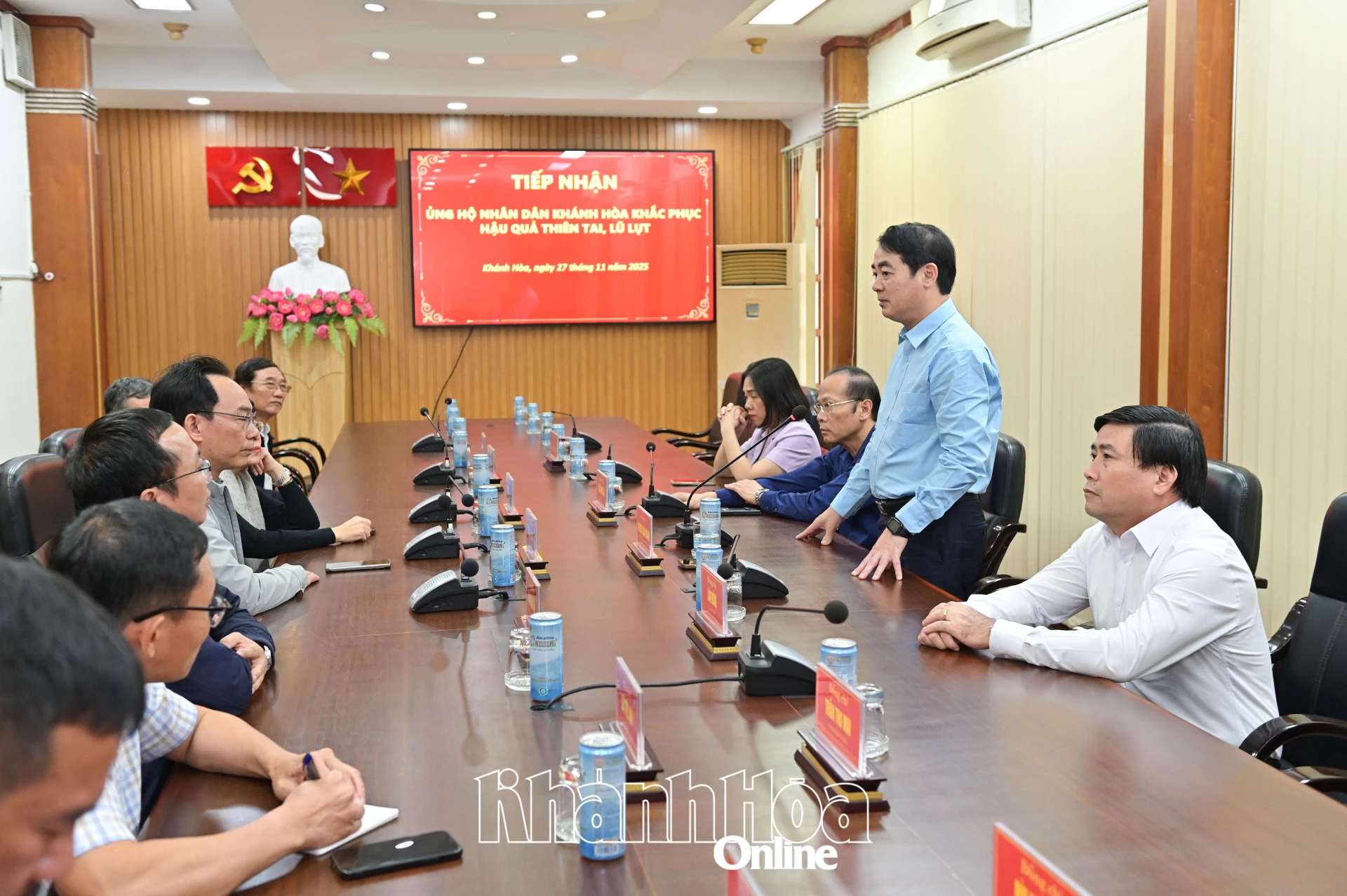 Đồng chí Nghiêm Xuân Thành phát biểu cảm ơn sự ủng hộ của Đại học Quốc gia Hà Nội dành cho tỉnh Khánh Hòa.