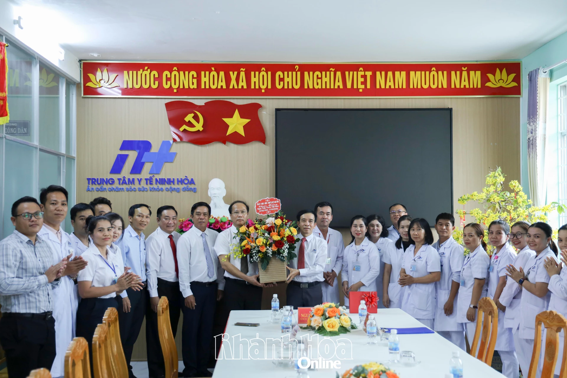 Đồng chí Nguyễn Khắc Hà cùng đoàn công tác chụp ảnh lưu niệm cùng đội ngũ y, bác sĩ Trung tâm y tế khu vực Ninh Hòa.