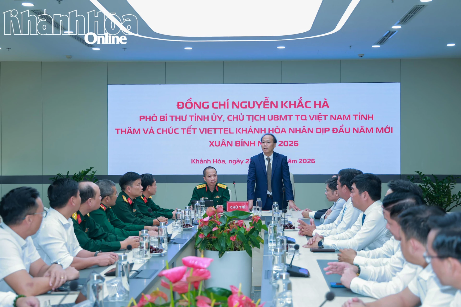 Đồng chí Nguyễn Khắc Hà trao đổi với lãnh đạo Viettel Khánh Hòa về một số nội dung liên quan đến công tác chuyển đổi số trên địa bàn tỉnh.