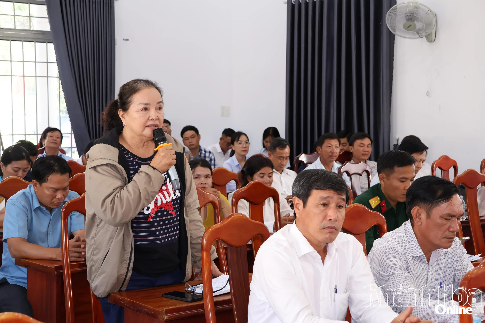 Cử tri bày tỏ tâm tư, nguyện vọng tới các ứng cử viên.