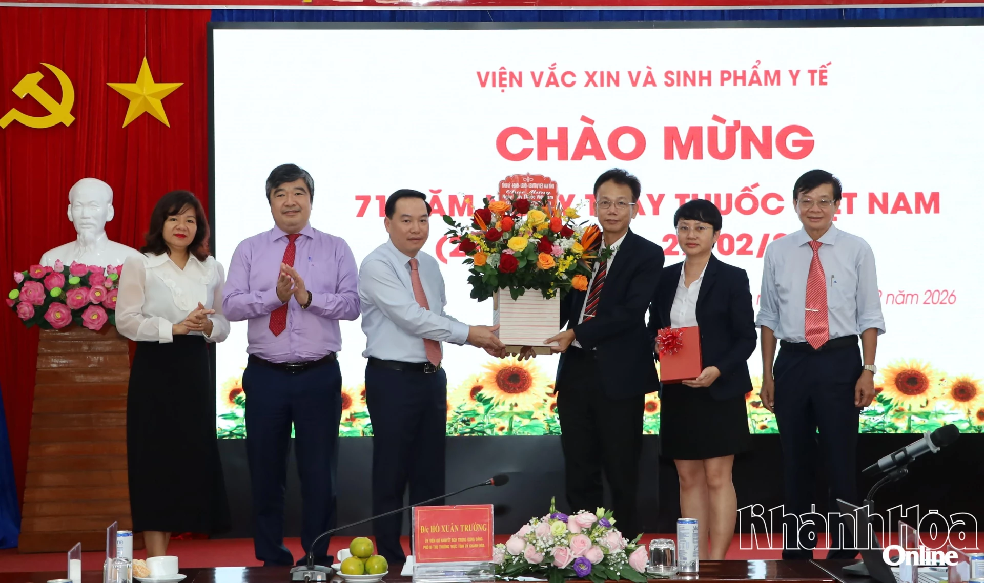 Đồng chí Hồ Xuân Trường tặng hoa, chúc mừng Viện Vắc xin và Sinh phẩm Y tế.  