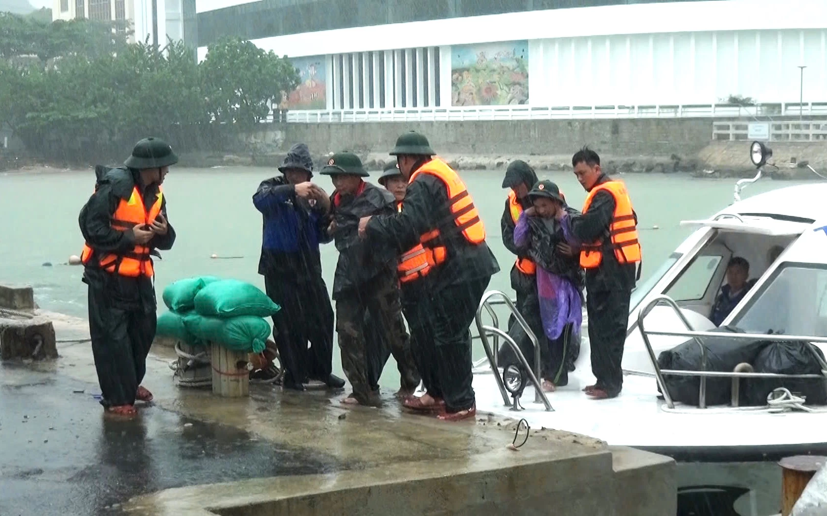 Lực lượng Bộ đội Biên phòng tỉnh phối hợp đưa nạn nhân vào bờ an toàn.