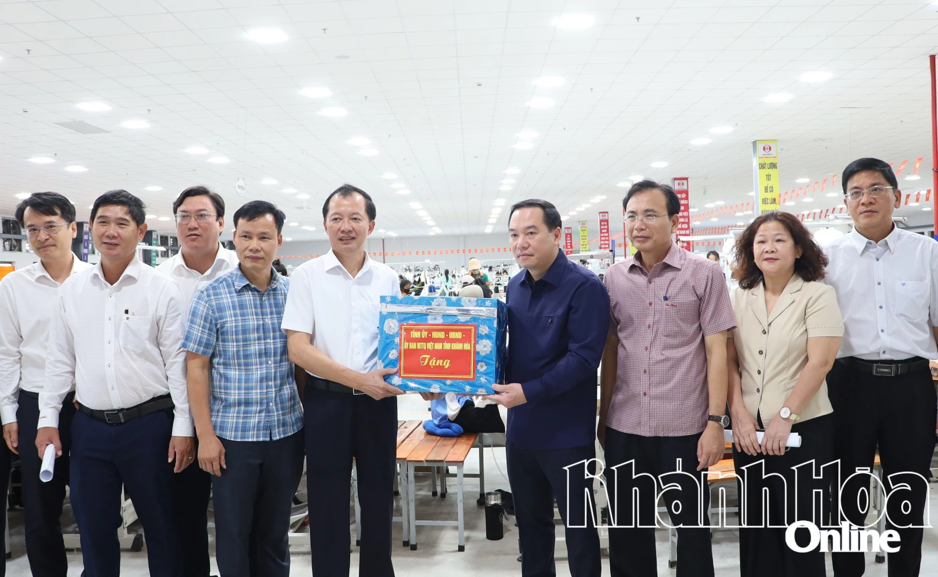 Đồng chí Hồ Xuân Trường tặng quà động viên Công ty Cổ phần Hoàng Thành Đô Lương.