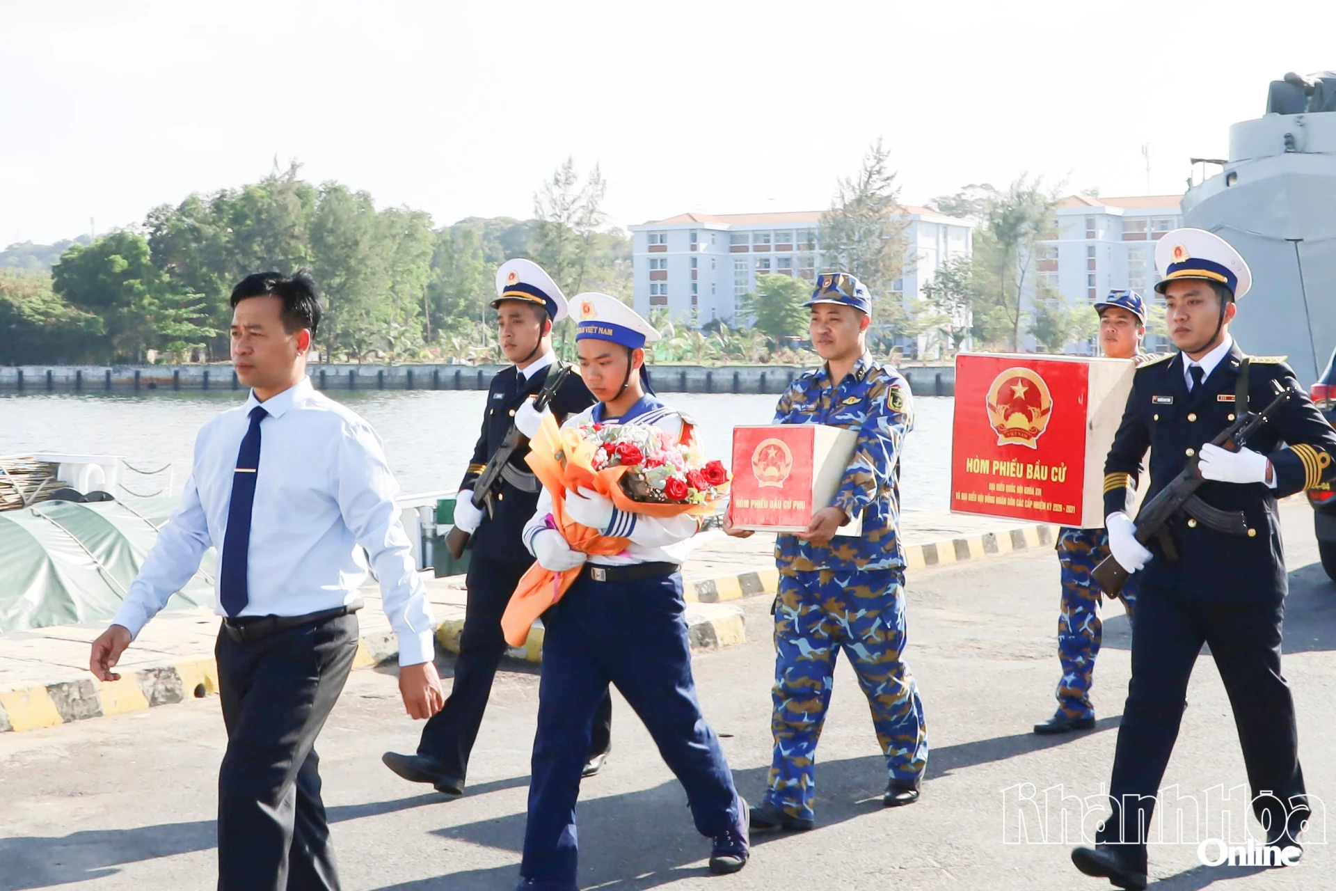 Đưa thùng phiếu lên tàu ra các đảo thuộc đặc khu Trường Sa để thực hiện nhiệm vụ bầu cử sớm.