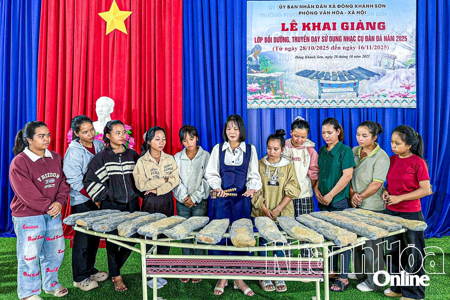 Cô giáo Nguyễn Ngọc Kiều Ngân hướng dẫn học viên về đàn đá.  