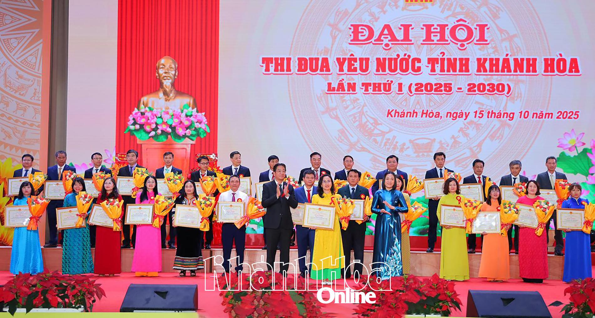 Đồng chí Nguyễn Long Biên - Ủy viên Ban Thường vụ Tỉnh ủy, Phó Chủ tịch Thường trực UBND tỉnh và đồng chí Trần Thu Mai - Ủy viên Ban Thường vụ Tỉnh ủy, Phó Chủ tịch Thường trực Ủy ban MTTQ Việt Nam tỉnh trao bằng khen của Chủ tịch UBND tỉnh cho các tập thể.  