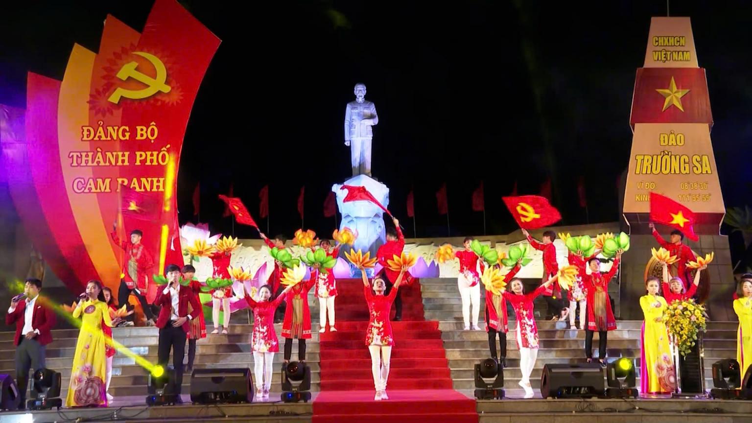 3. Biểu diểu diễn nghệ thuật tại tượng đài Bác Hồ
