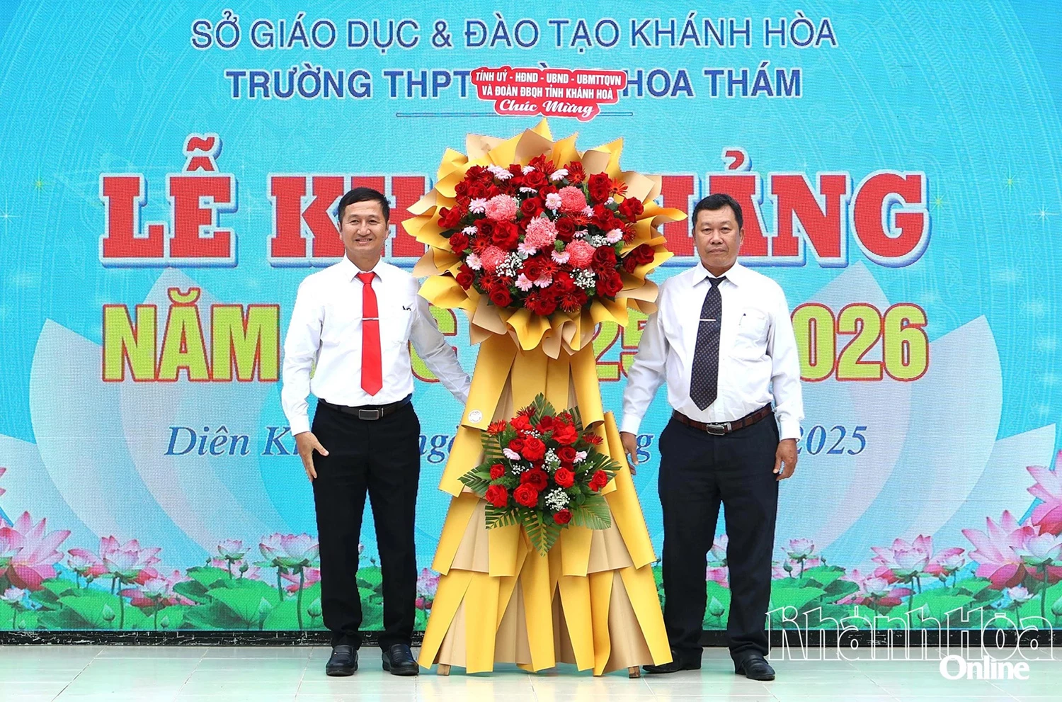 Đồng chí Trần Ngọc Sanh - Trưởng Ban Pháp chế HĐND tỉnh tặng hoa chúc mừng Trường THPT Hoàng Hoa Thám.